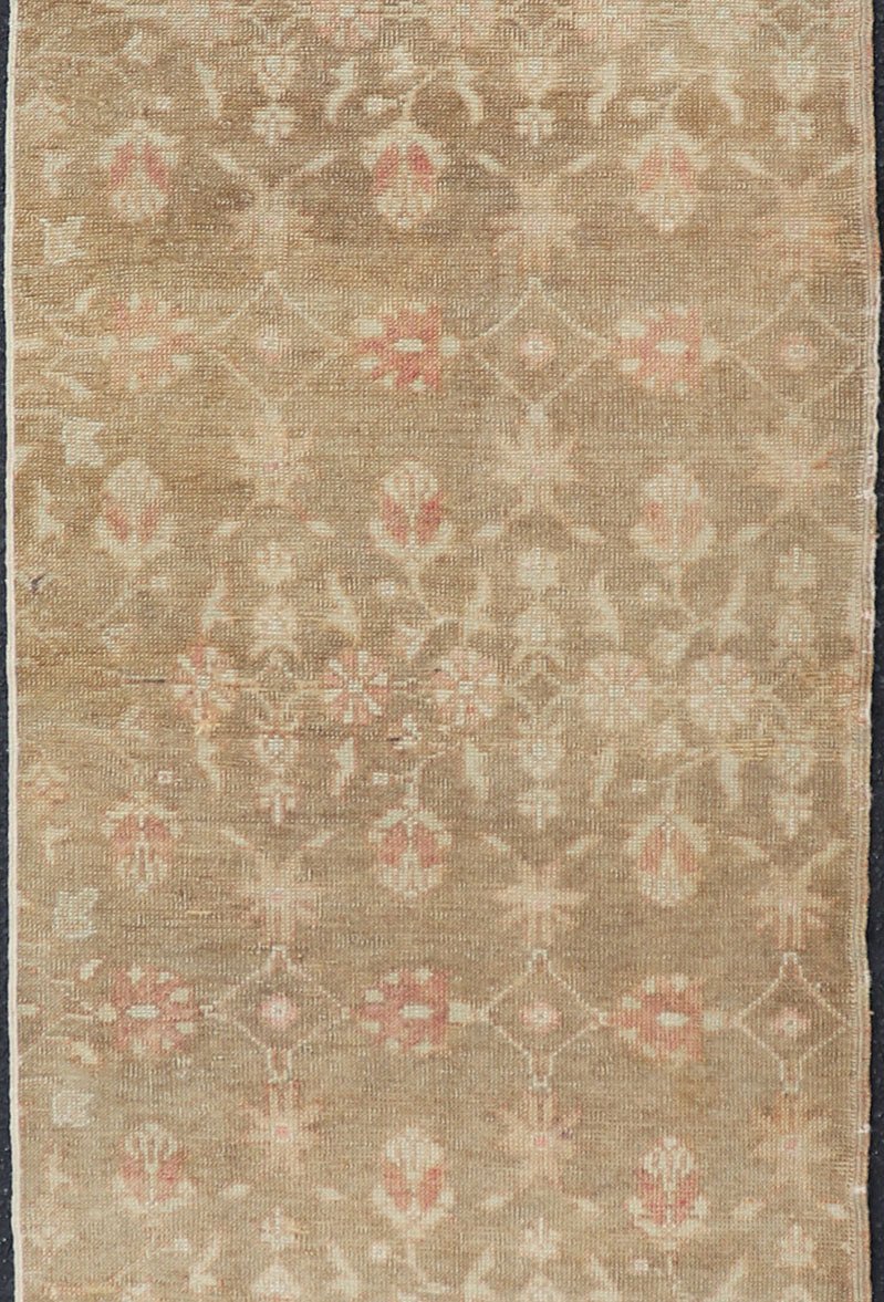 All - over floral vintage Turkish Oushak runner in tan with salmon and taupe hints, rug en - 140600, country of origin / type: Turkey / Oushak, circa 1940 This unique vintage Turkish Oushak runner features an all - over design of subdued ivory blossom... - Keivan Woven ArtsEN - 140600 - 6111Rug