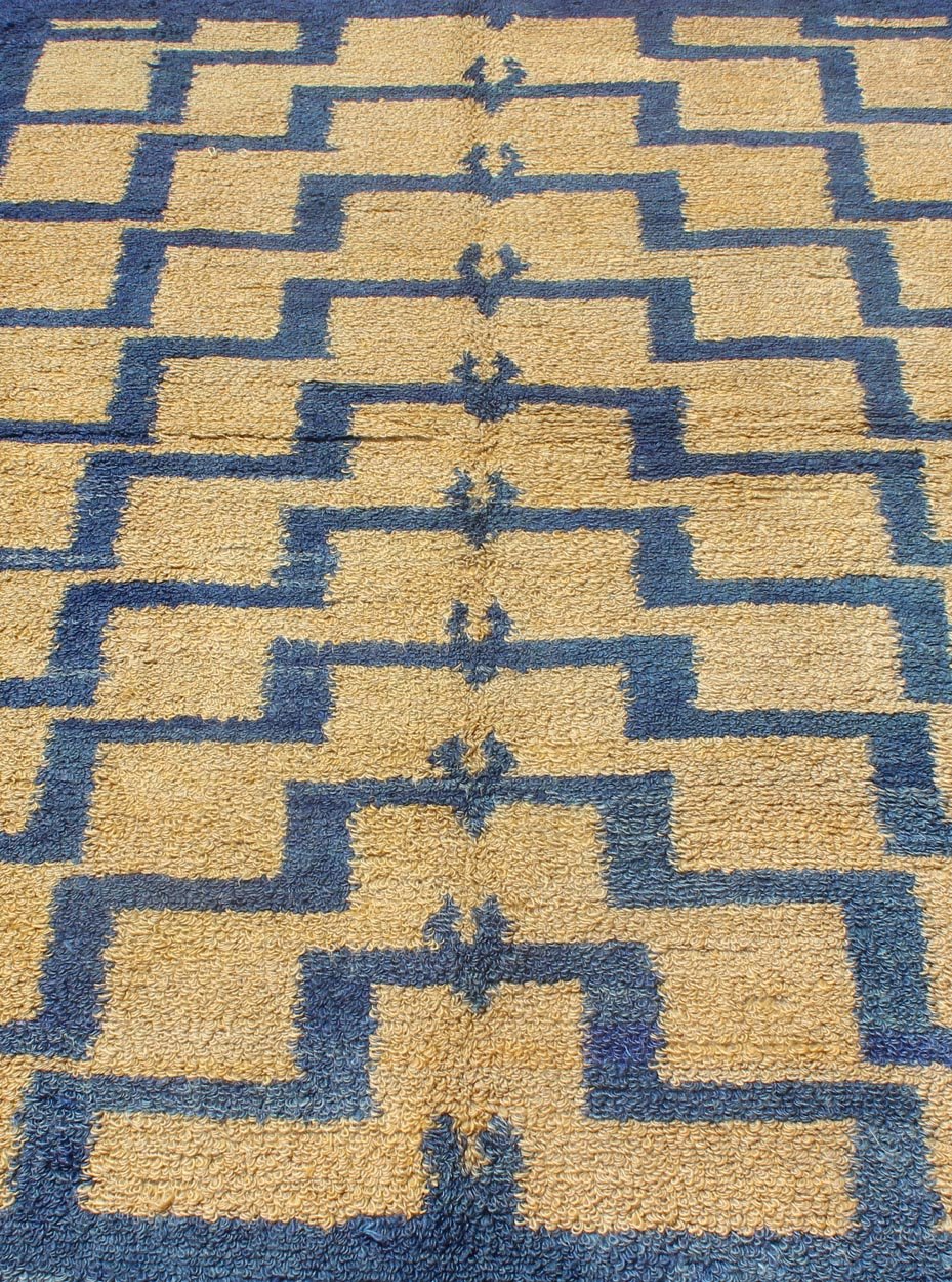 Mid - Century Modern Tulu Turkish Carpet with Tribal Pattern in Blue and Soft Gold. Vintage Turkish Tulu carpet displays Mid - Century Modern design with a Tribal pattern in soft gold/yellow and medium blue, Keivan Woven Arts / Rug EN - 140764, count... - Keivan Woven ArtsEN - 140764 - 5999Rug