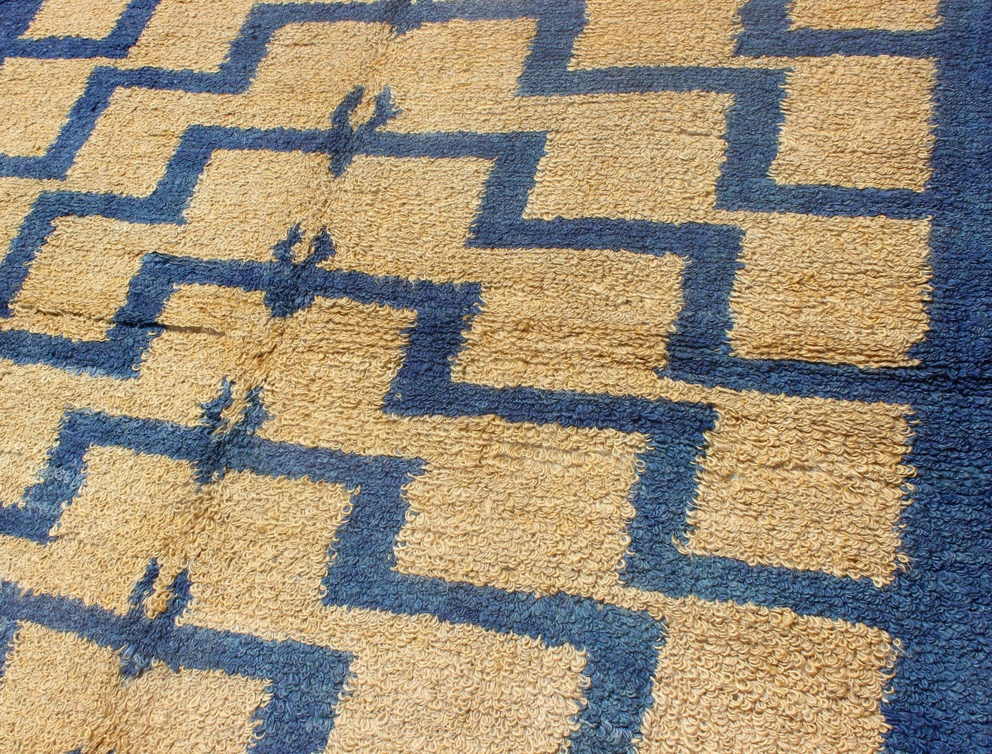 Mid - Century Modern Tulu Turkish Carpet with Tribal Pattern in Blue and Soft Gold. Vintage Turkish Tulu carpet displays Mid - Century Modern design with a Tribal pattern in soft gold/yellow and medium blue, Keivan Woven Arts / Rug EN - 140764, count... - Keivan Woven ArtsEN - 140764 - 5999Rug