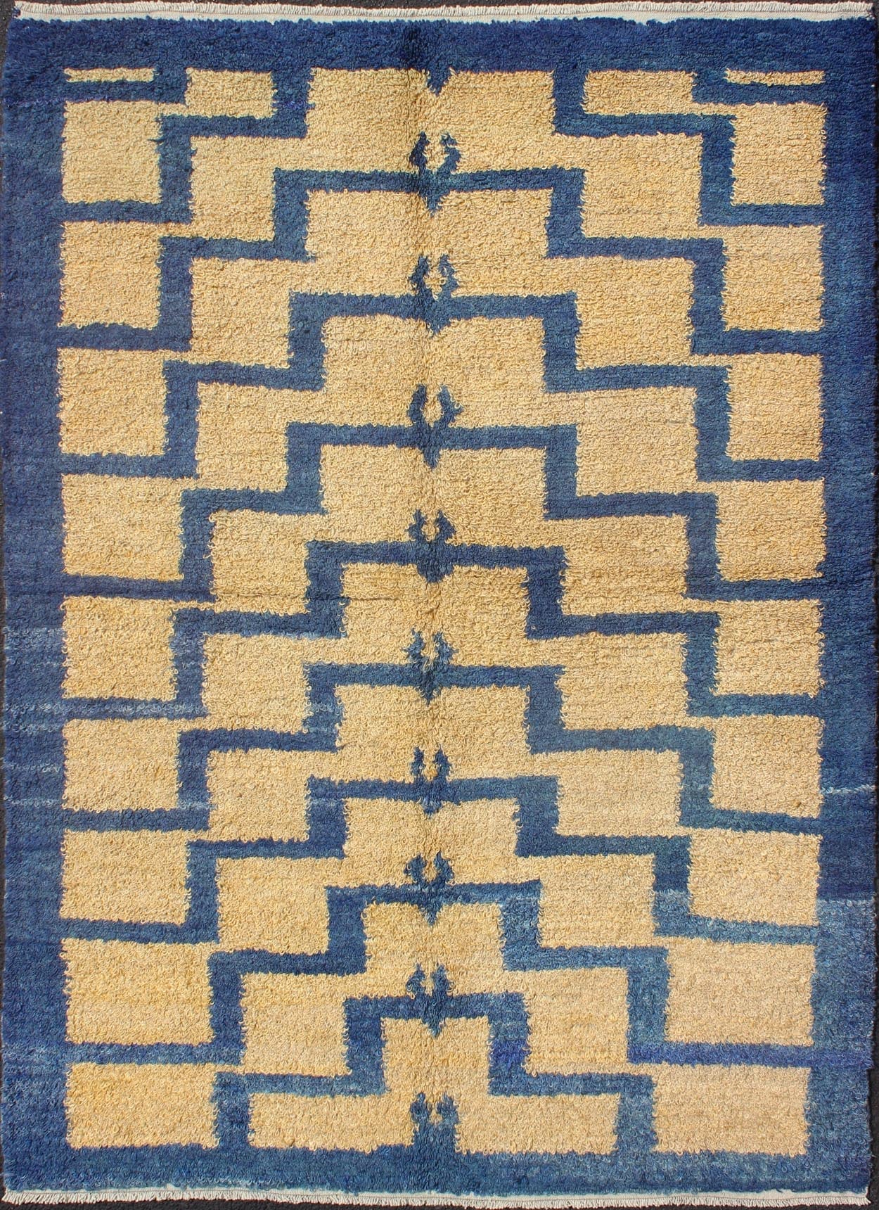 Mid - Century Modern Tulu Turkish Carpet with Tribal Pattern in Blue and Soft Gold. Vintage Turkish Tulu carpet displays Mid - Century Modern design with a Tribal pattern in soft gold/yellow and medium blue, Keivan Woven Arts / Rug EN - 140764, count... - Keivan Woven ArtsEN - 140764 - 5999Rug