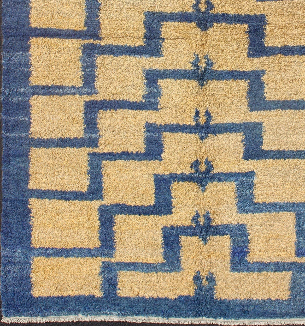 Mid - Century Modern Tulu Turkish Carpet with Tribal Pattern in Blue and Soft Gold. Vintage Turkish Tulu carpet displays Mid - Century Modern design with a Tribal pattern in soft gold/yellow and medium blue, Keivan Woven Arts / Rug EN - 140764, count... - Keivan Woven ArtsEN - 140764 - 5999Rug