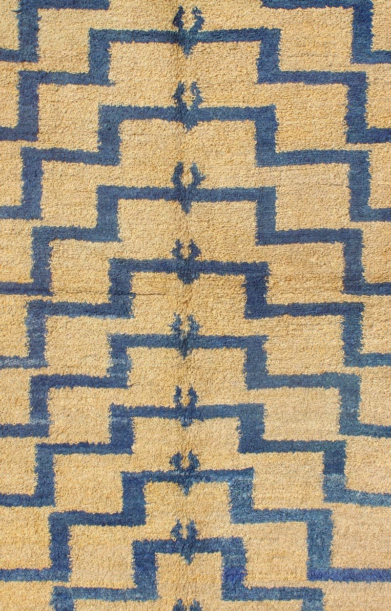 Mid - Century Modern Tulu Turkish Carpet with Tribal Pattern in Blue and Soft Gold. Vintage Turkish Tulu carpet displays Mid - Century Modern design with a Tribal pattern in soft gold/yellow and medium blue, Keivan Woven Arts / Rug EN - 140764, count... - Keivan Woven ArtsEN - 140764 - 5999Rug