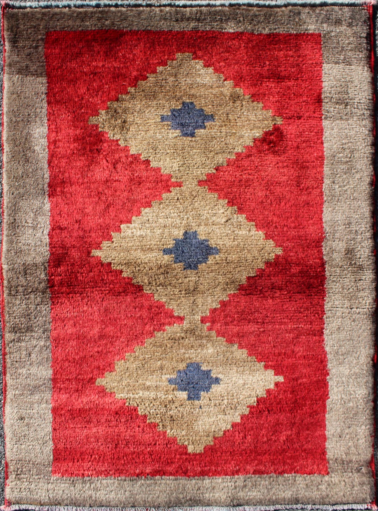 Midcentury Turkish Tulu rug with diamond design in bright red and tan colors, rug en - 140847, country of origin / type: Turkey / Tulu, circa 1950. This midcentury Tulu carpet contains three diamond shapes laid across a bright red - colored field an... - Keivan Woven ArtsEN - 140847 - 7125Rug