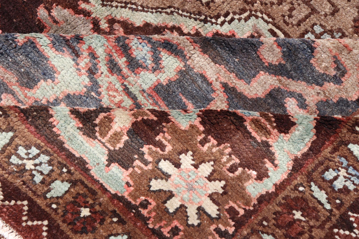 Turkish Kars Rug with Floral Medallion Design in Brown and Earthy Tones. Keivan Woven Arts / rug EN - 141324, country of origin / type: Turkey / Oushak, circa mid - 20th Century. This beautiful Turkish carpet features an exquisite classical design a... - Keivan Woven ArtsEN - 141324 - 6660Rug