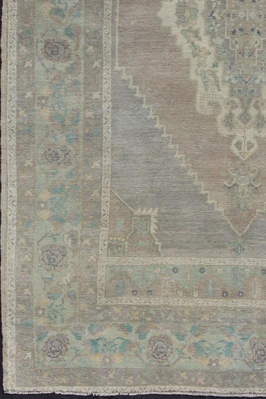 Vintage Turkish Oushak Rug in Lavender, Light Green, Gray with central medallion Vintage Turkish Oushak Rug with Central Medallion with Floral Motifs. Vintage Turkish Oushak, Keivan Woven Arts / rug EN - 141399, origin/Turkey mid - 20th century, ... - Keivan Woven ArtsEN - 141399 - 7199Rug