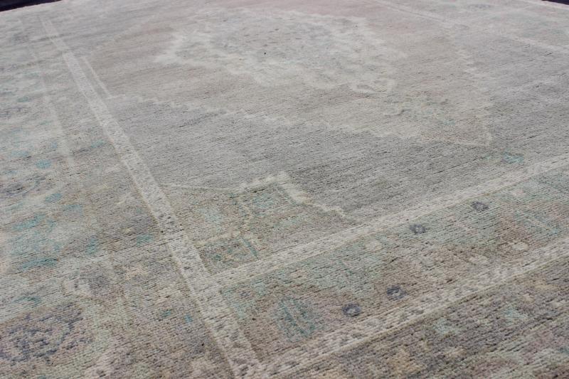Vintage Turkish Oushak Rug in Lavender, Light Green, Gray with central medallion Vintage Turkish Oushak Rug with Central Medallion with Floral Motifs. Vintage Turkish Oushak, Keivan Woven Arts / rug EN - 141399, origin/Turkey mid - 20th century, ... - Keivan Woven ArtsEN - 141399 - 7199Rug
