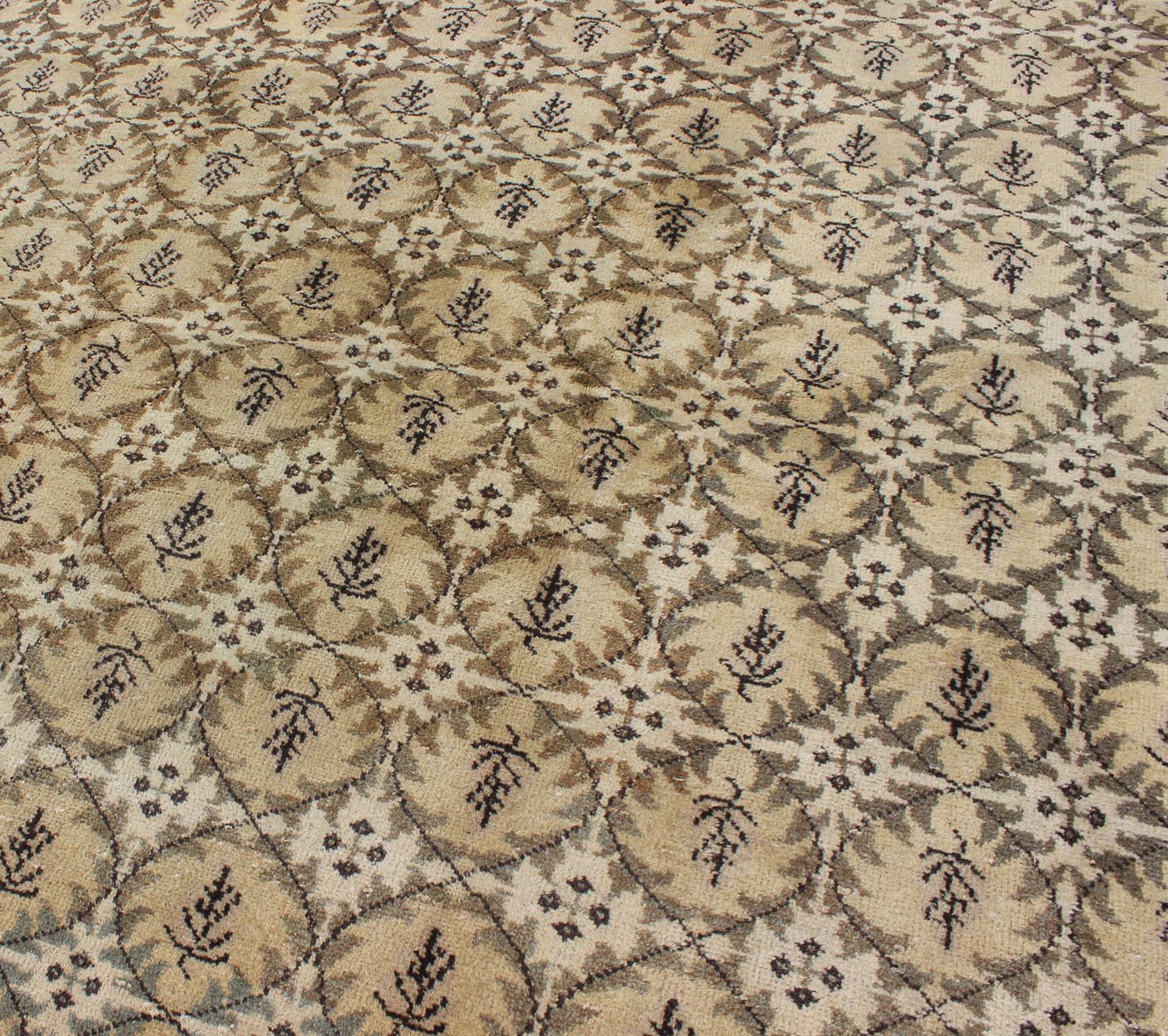 Mid - Century Modern vintage Rug with repeating All Over Design. Measures: 5'8 x 8'6. Mid - Century Modern Rug with Contemporary Design. Keivan Woven Arts, En - 141405, 1950's Vintage Turkish Rug in modern design. All Over Design Mid - C... - Keivan Woven ArtsEN - 141405 - 6674Rug