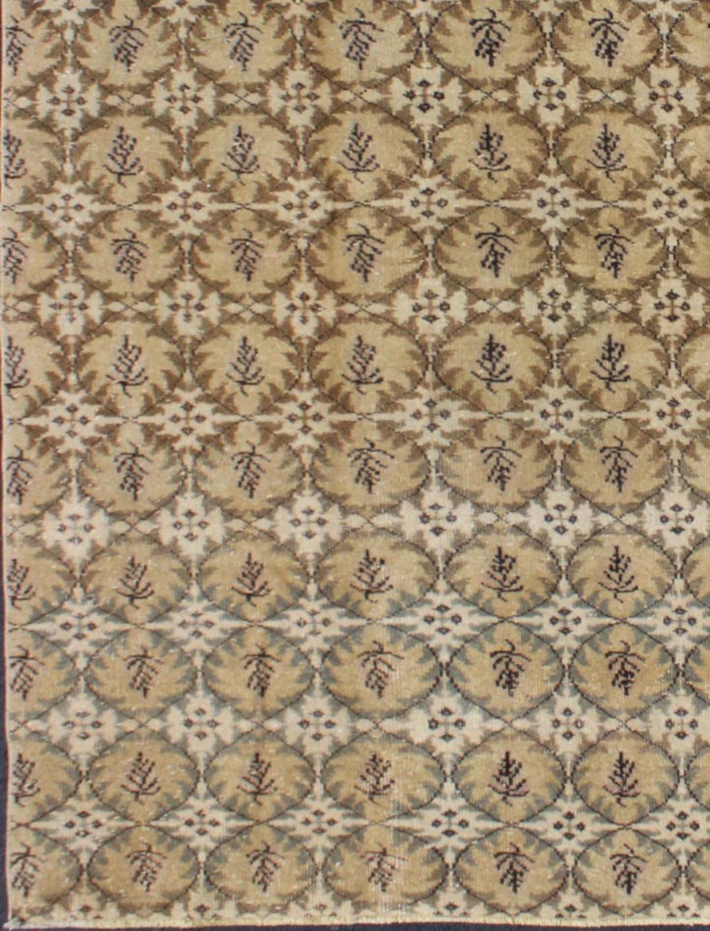 Mid - Century Modern vintage Rug with repeating All Over Design. Measures: 5'8 x 8'6. Mid - Century Modern Rug with Contemporary Design. Keivan Woven Arts, En - 141405, 1950's Vintage Turkish Rug in modern design. All Over Design Mid - C... - Keivan Woven ArtsEN - 141405 - 6674Rug