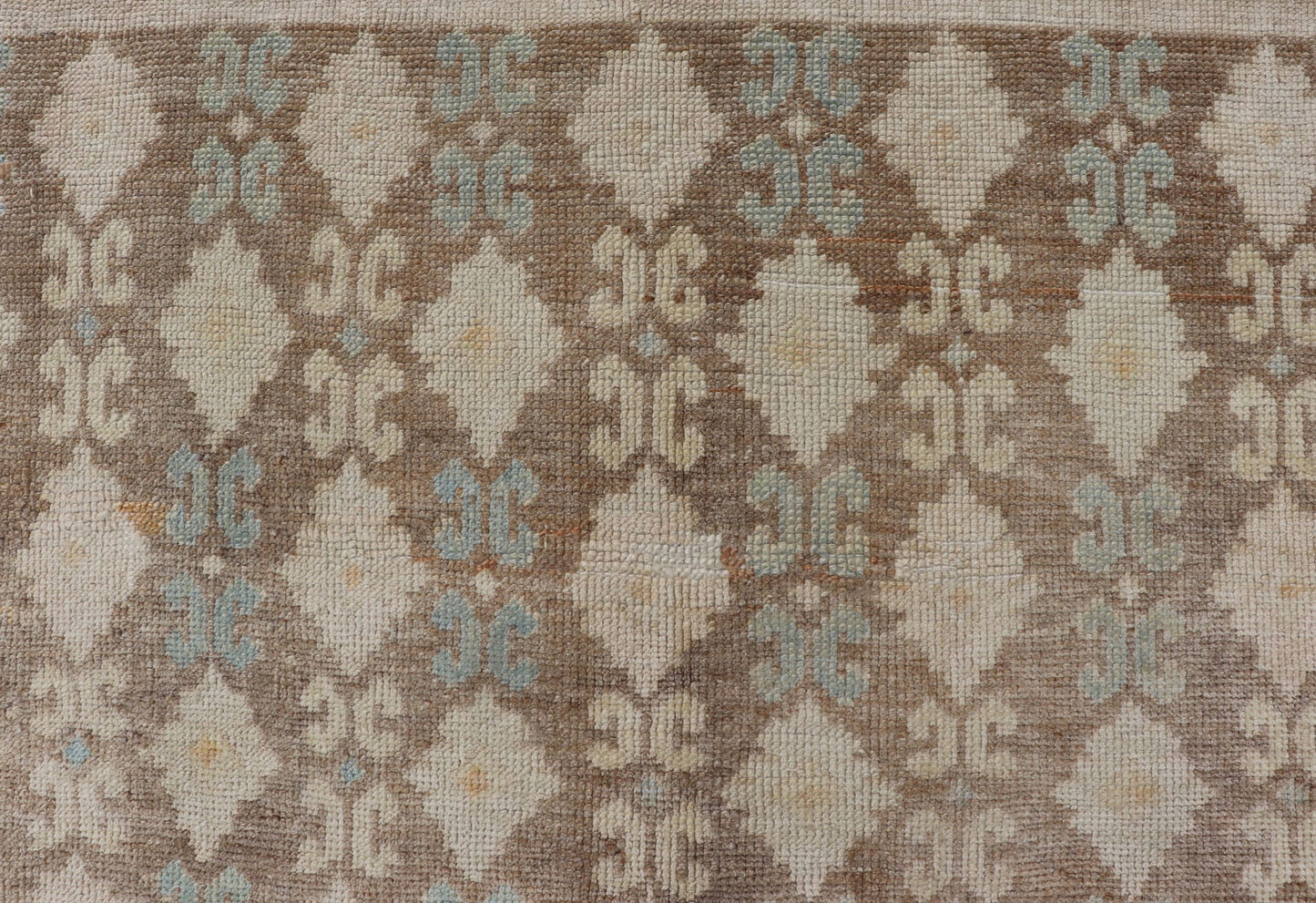 Vintage Turkish Tulu Rug with a Modern Design with All - Over Tribal Design This modern - design vintage Turkish Tulu rug features an all - over Design with a black zig zag line connecting the flowers. Set on light brown background, the flower colors ... - Keivan Woven ArtsEN - 141454 - 14650Rug