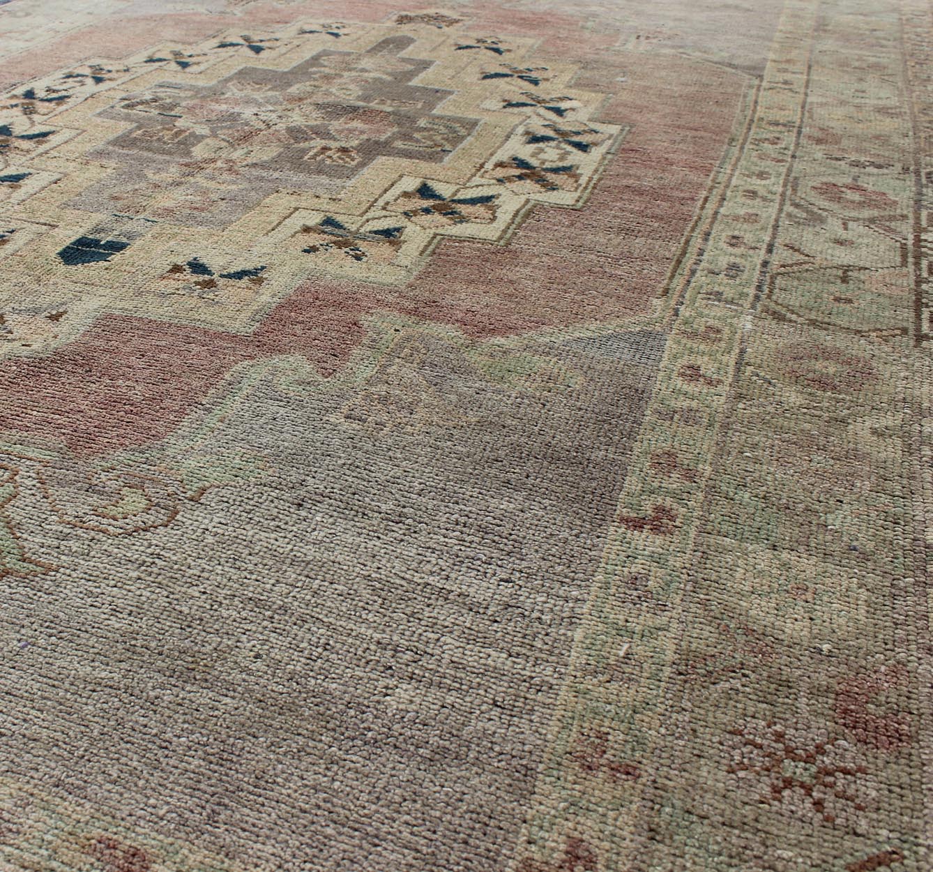 Layered geometric medallion vintage Turkish Oushak rug in cream, light purple, lavender, and gray colors, rug en - 141543, country of origin / type: Turkey / Oushak, circa 1940 This vintage Turkish Oushak rug features an intricately beautiful desi... - Keivan Woven ArtsEN - 141543 - 6706Rug