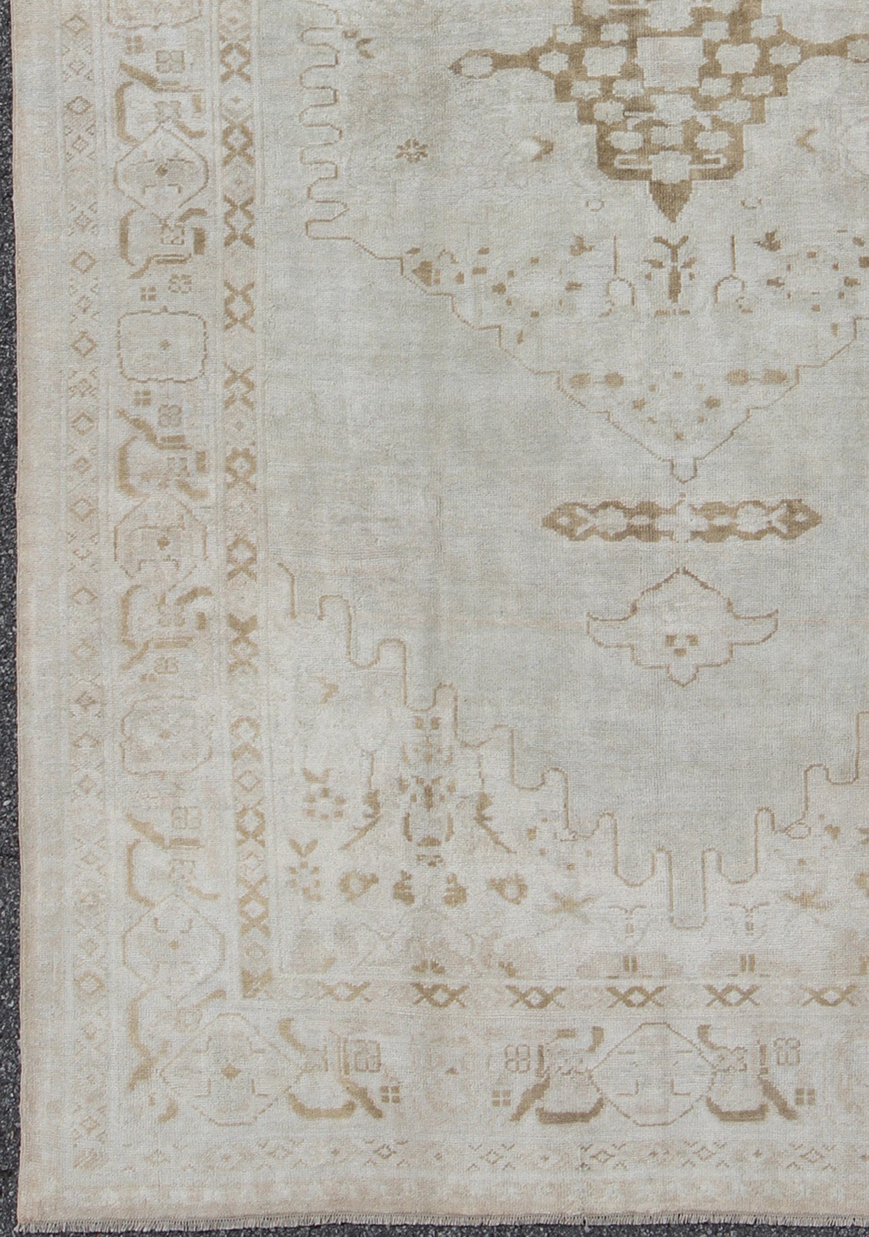 Vintage Turkish Oushak Rug with Large Central Medallion in Neutral Tones Measures: 7'3'' x 11'2''. This vintage Oushak carpet beautifully integrates neutral color compositions to decorate a calm and serene room with a subtle geometric medalli... - Keivan Woven ArtsEN - 141639 - 7831Rug