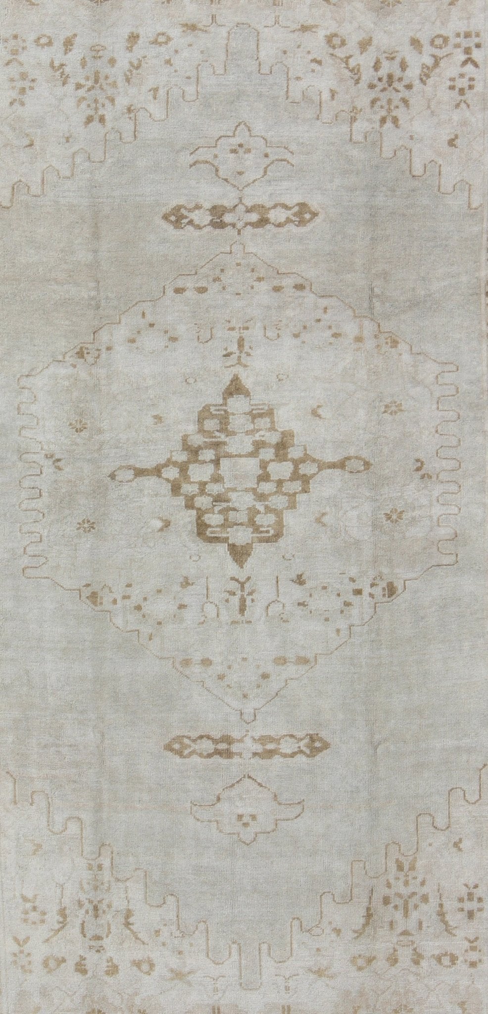 Vintage Turkish Oushak Rug with Large Central Medallion in Neutral Tones Measures: 7'3'' x 11'2''. This vintage Oushak carpet beautifully integrates neutral color compositions to decorate a calm and serene room with a subtle geometric medalli... - Keivan Woven ArtsEN - 141639 - 7831Rug