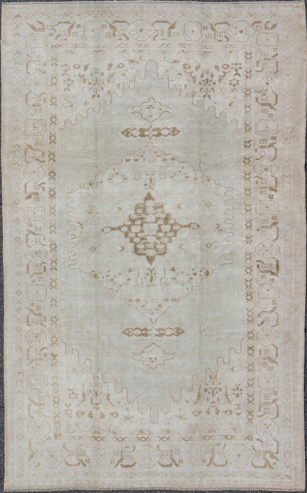 Vintage Turkish Oushak Rug with Large Central Medallion in Neutral Tones Measures: 7'3'' x 11'2''. This vintage Oushak carpet beautifully integrates neutral color compositions to decorate a calm and serene room with a subtle geometric medalli... - Keivan Woven ArtsEN - 141639 - 7831Rug