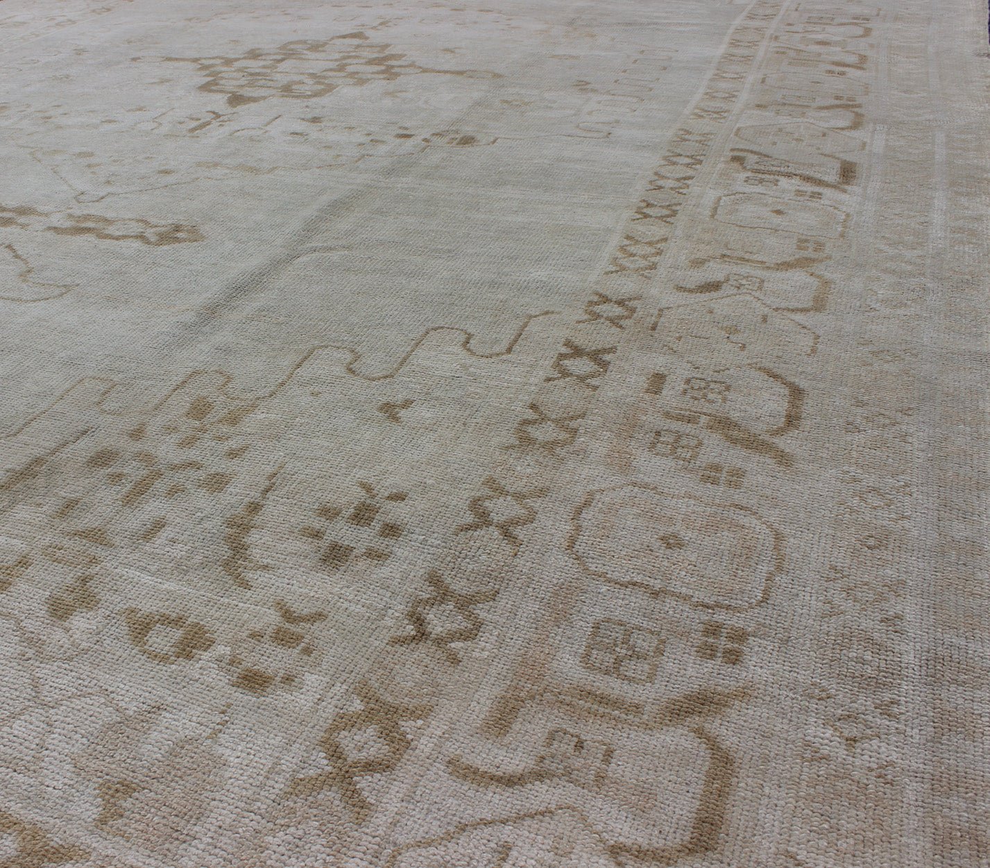 Vintage Turkish Oushak Rug with Large Central Medallion in Neutral Tones Measures: 7'3'' x 11'2''. This vintage Oushak carpet beautifully integrates neutral color compositions to decorate a calm and serene room with a subtle geometric medalli... - Keivan Woven ArtsEN - 141639 - 7831Rug