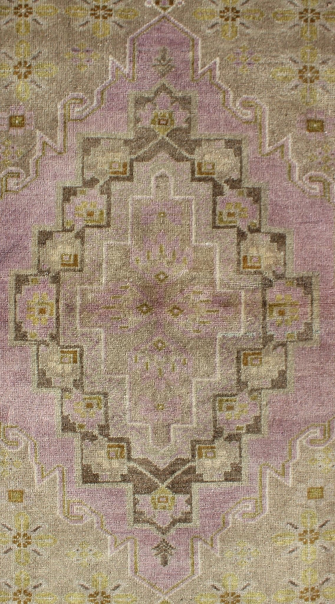 Turkish Oushak vintage rug with multi - layered medallion in lavender and green, Keivan Woven Arts / rug EN - 141673, country of origin / type: Turkey / Oushak, circa mid - 20th Century. This vintage Turkish Oushak rug features a unique blend of color... - Keivan Woven ArtsEN - 141673 - 6716Rug