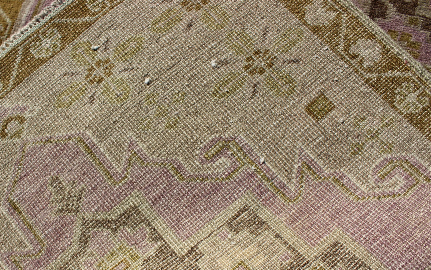 Turkish Oushak vintage rug with multi - layered medallion in lavender and green, Keivan Woven Arts / rug EN - 141673, country of origin / type: Turkey / Oushak, circa mid - 20th Century. This vintage Turkish Oushak rug features a unique blend of color... - Keivan Woven ArtsEN - 141673 - 6716Rug