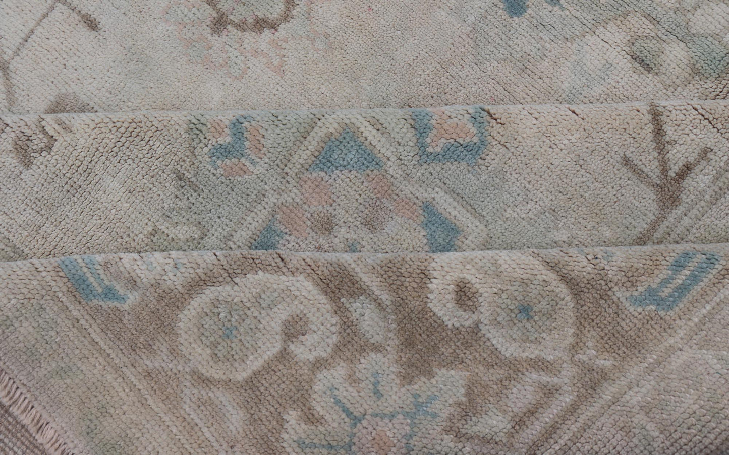 Vintage Turkish Floral Oushak Rug in Pale Gray, Brown and Blue. Country of Origin: Turkey; Type: Oushak; Design: Floral, Oushak Floral; Keivan Woven Arts: rug EN - 141684 Measures: 6'7 x 10'10 This vintage Turkish Oushak showcases very c... - Keivan Woven ArtsEN - 141684 - 6721Rug