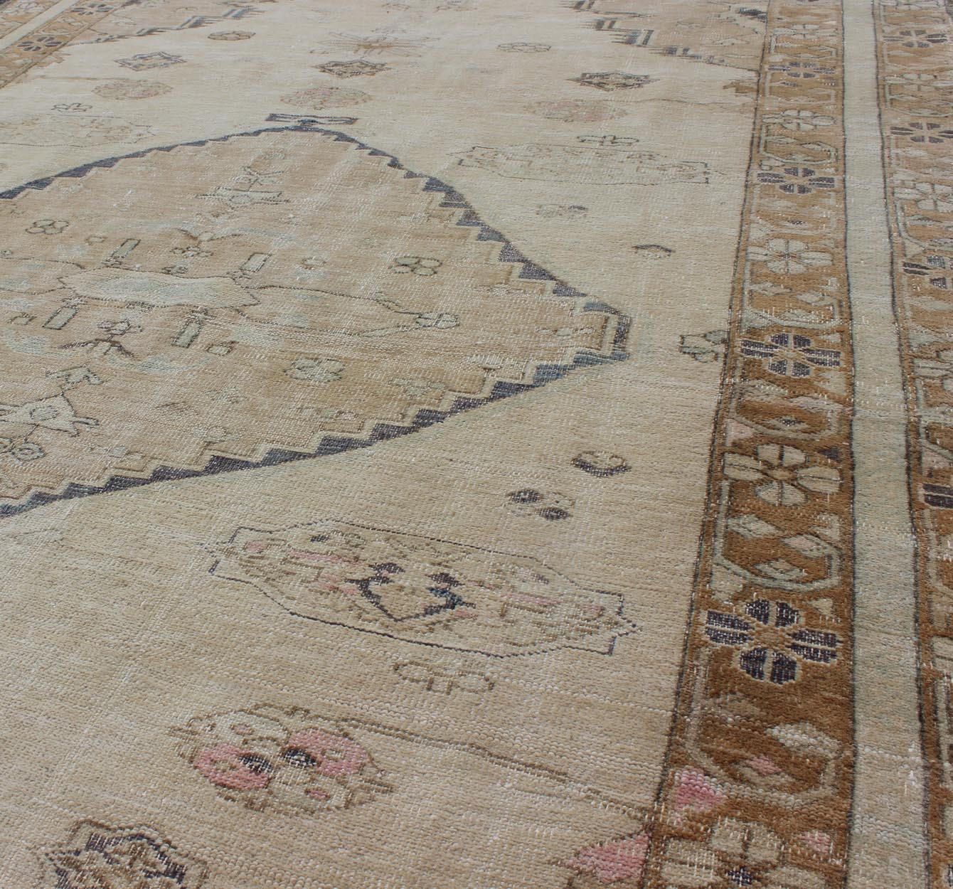 Cream and Taupe Midcentury Turkish Oushak Rug with Etched Medallion Design kwarugs Etched medallion vintage rug Oushak from Turkey with neutral tones, Keivan Woven Arts / rug en - 141811, country of origin / type: Turkey / Oushak, circa 1950. ... - Keivan Woven ArtsEN - 141811 - 9408Rug