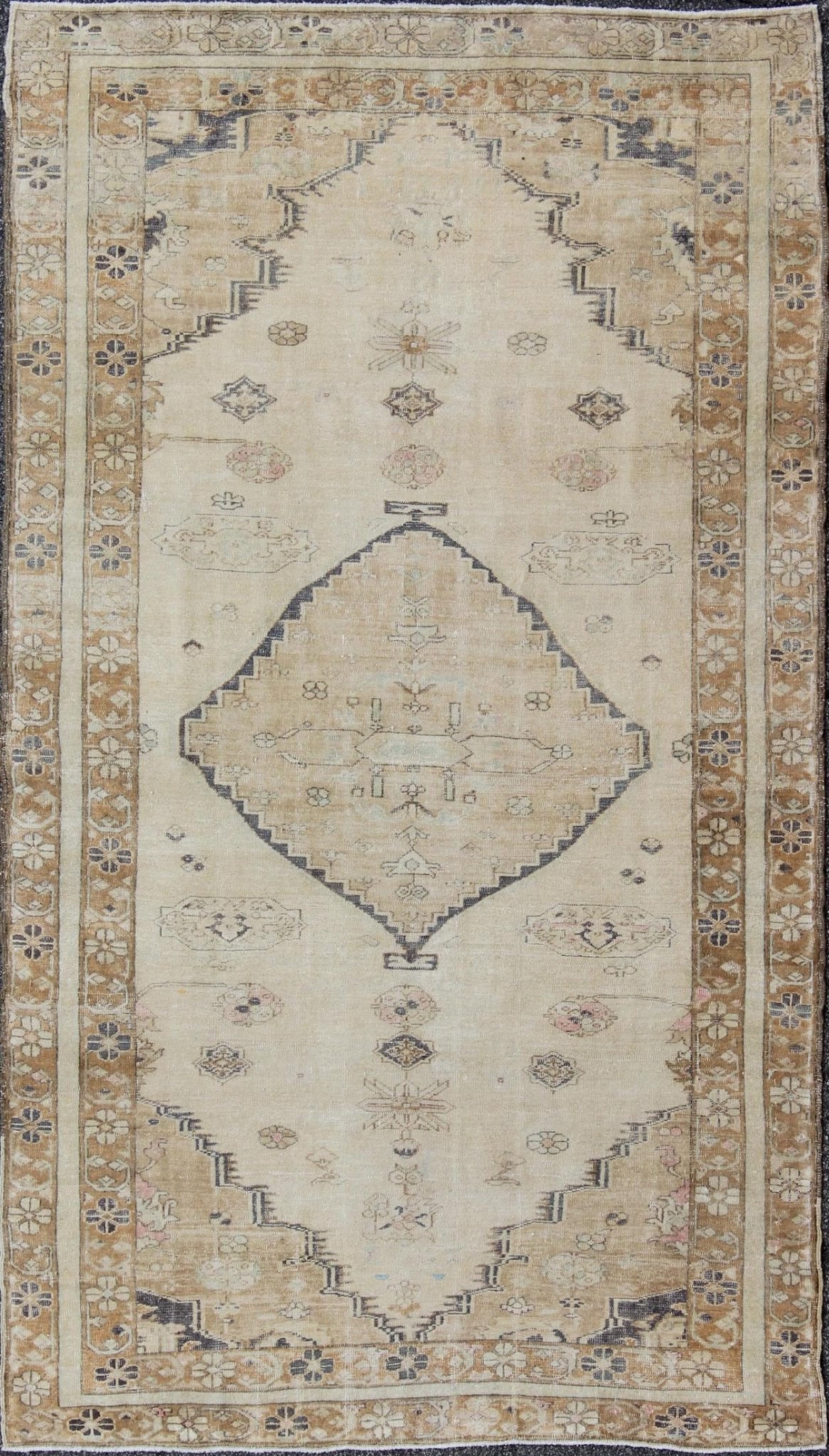 Cream and Taupe Midcentury Turkish Oushak Rug with Etched Medallion Design kwarugs Etched medallion vintage rug Oushak from Turkey with neutral tones, Keivan Woven Arts / rug en - 141811, country of origin / type: Turkey / Oushak, circa 1950. ... - Keivan Woven ArtsEN - 141811 - 9408Rug