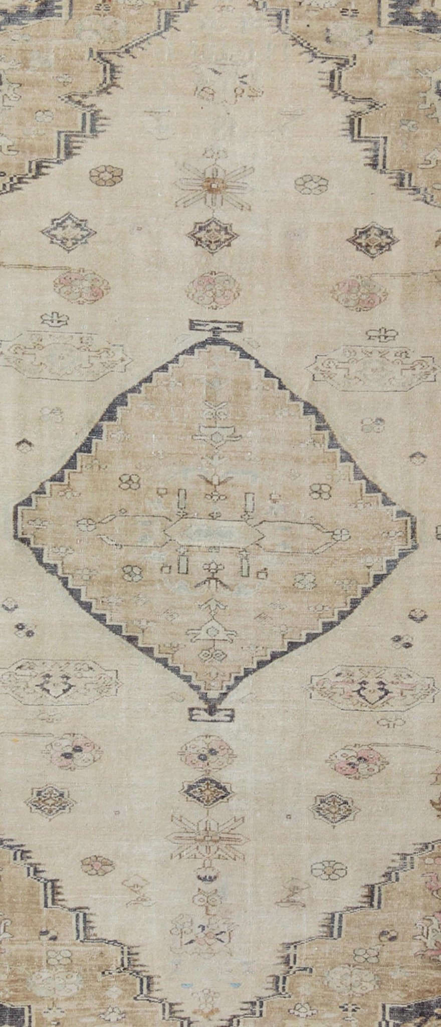 Cream and Taupe Midcentury Turkish Oushak Rug with Etched Medallion Design kwarugs Etched medallion vintage rug Oushak from Turkey with neutral tones, Keivan Woven Arts / rug en - 141811, country of origin / type: Turkey / Oushak, circa 1950. ... - Keivan Woven ArtsEN - 141811 - 9408Rug