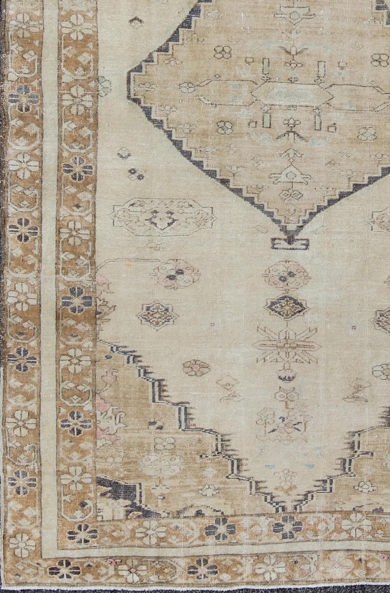 Cream and Taupe Midcentury Turkish Oushak Rug with Etched Medallion Design kwarugs Etched medallion vintage rug Oushak from Turkey with neutral tones, Keivan Woven Arts / rug en - 141811, country of origin / type: Turkey / Oushak, circa 1950. ... - Keivan Woven ArtsEN - 141811 - 9408Rug