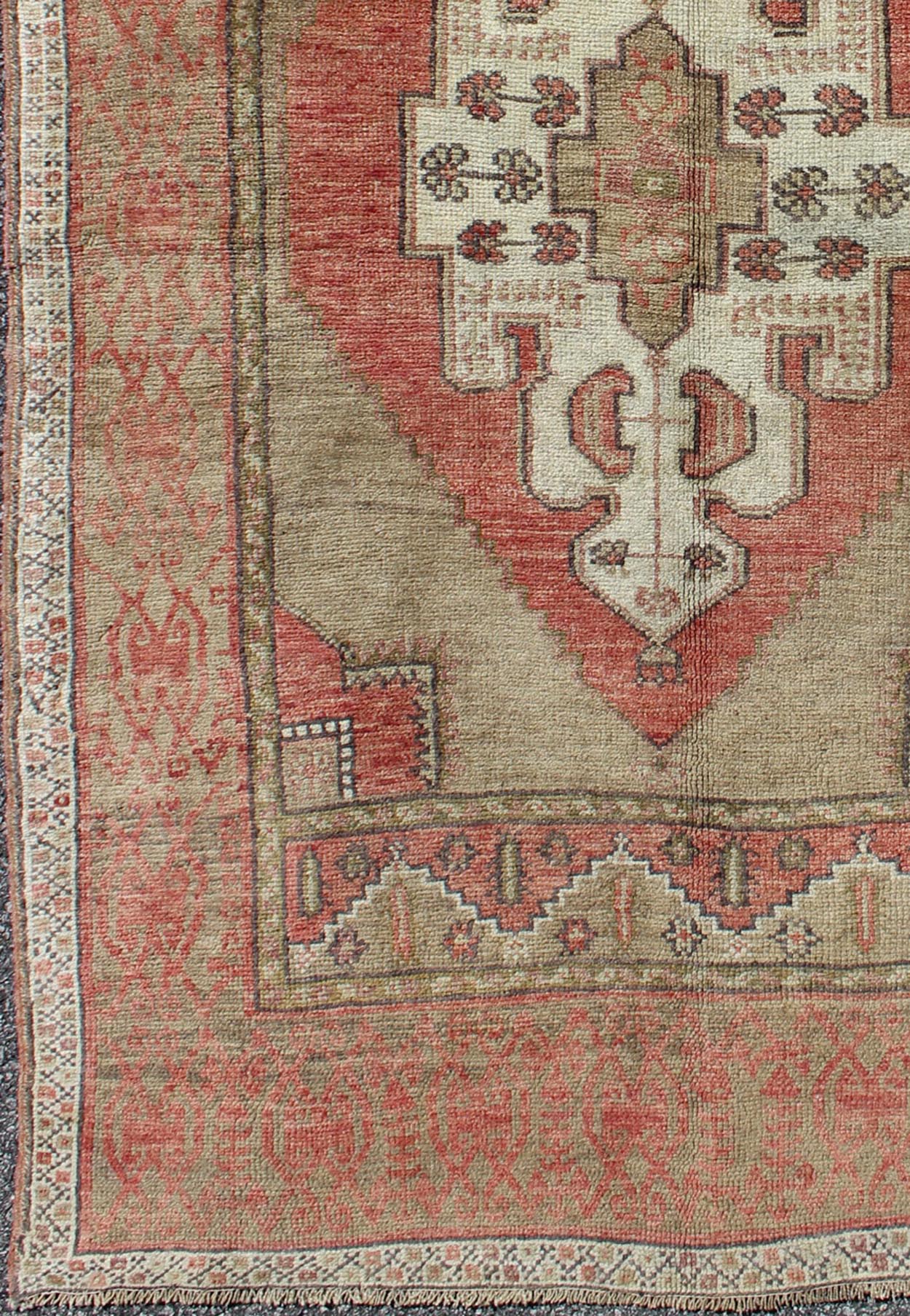 Keivan Woven Arts, En - 141924, Vintage Mid - Century Turkish Oushak Rug with Olive green and soft red Oushak vintage Turkish rug with tribal medallion design, rug en - 141924, country of origin / type: Turkey / Oushak, circa 1940 This vintage Turkish... - Keivan Woven ArtsEN - 141924 - 7719Rug