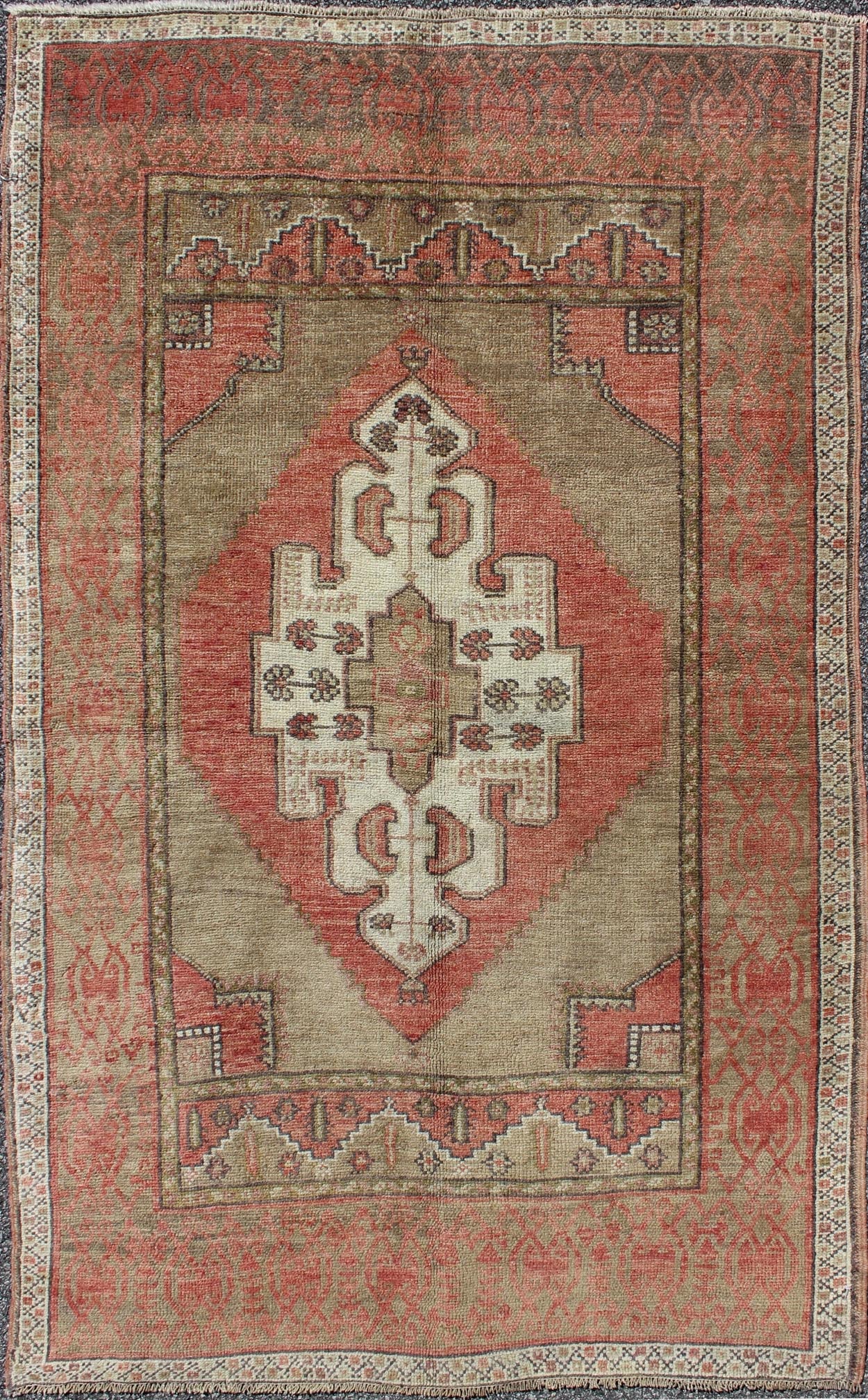 Keivan Woven Arts, En - 141924, Vintage Mid - Century Turkish Oushak Rug with Olive green and soft red Oushak vintage Turkish rug with tribal medallion design, rug en - 141924, country of origin / type: Turkey / Oushak, circa 1940 This vintage Turkish... - Keivan Woven ArtsEN - 141924 - 7719Rug