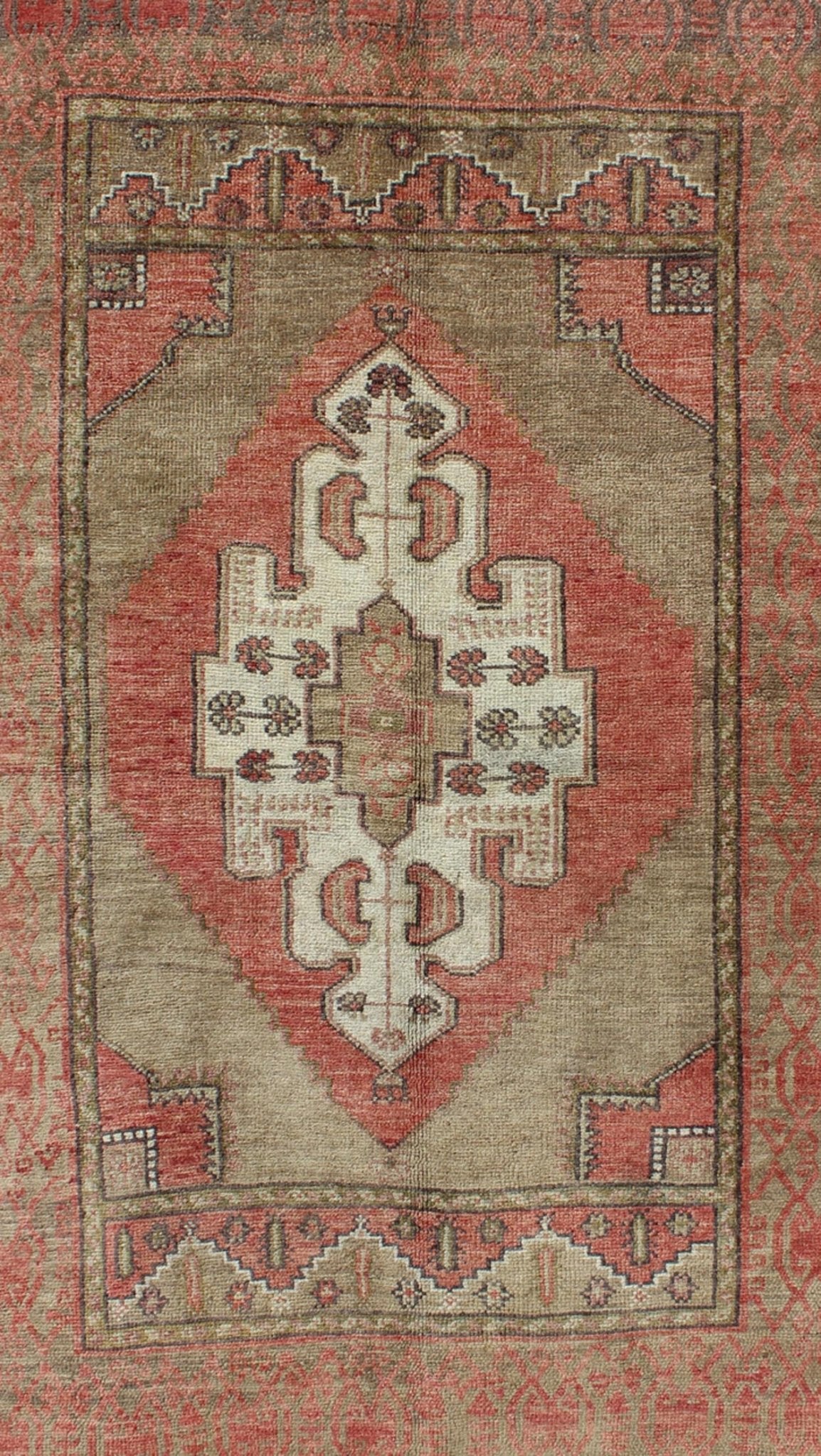 Keivan Woven Arts, En - 141924, Vintage Mid - Century Turkish Oushak Rug with Olive green and soft red Oushak vintage Turkish rug with tribal medallion design, rug en - 141924, country of origin / type: Turkey / Oushak, circa 1940 This vintage Turkish... - Keivan Woven ArtsEN - 141924 - 7719Rug