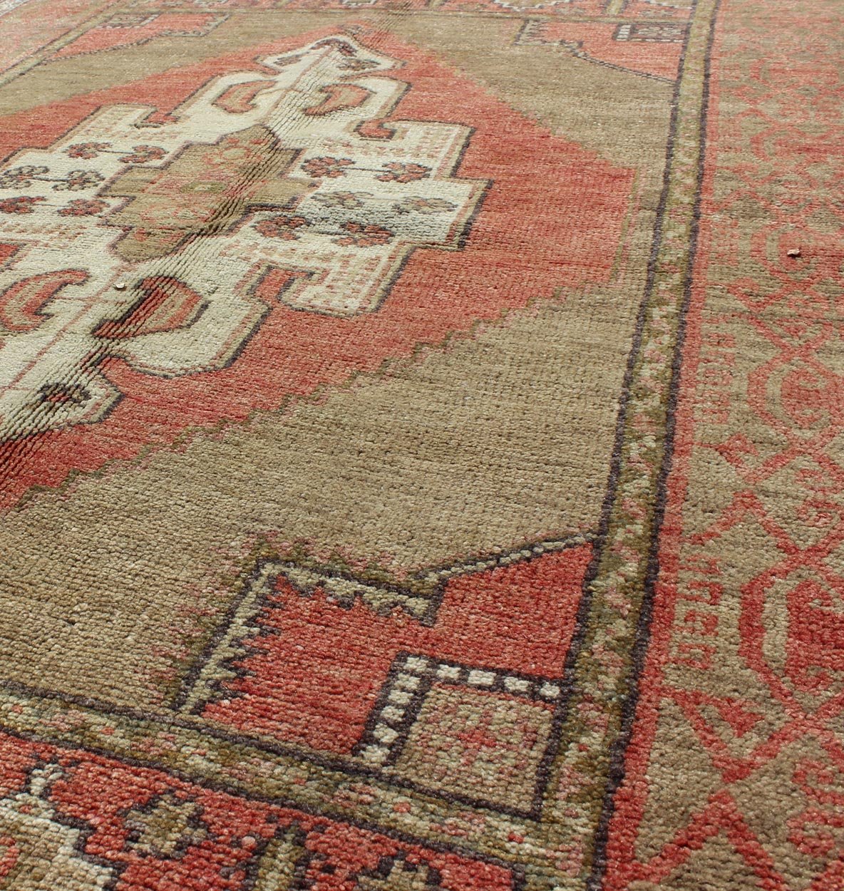 Keivan Woven Arts, En - 141924, Vintage Mid - Century Turkish Oushak Rug with Olive green and soft red Oushak vintage Turkish rug with tribal medallion design, rug en - 141924, country of origin / type: Turkey / Oushak, circa 1940 This vintage Turkish... - Keivan Woven ArtsEN - 141924 - 7719Rug