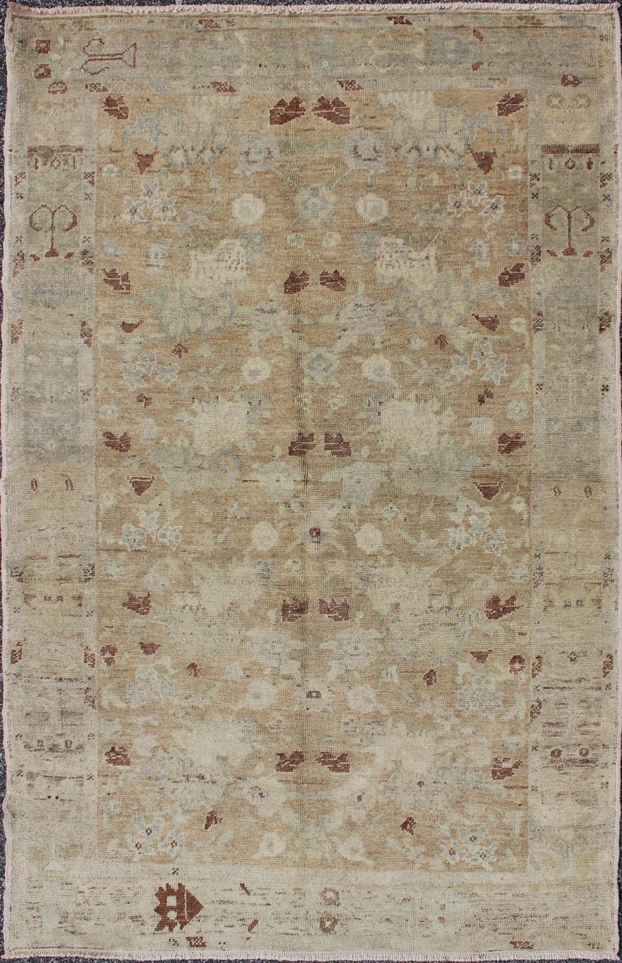 Turkish Vintage Hand Knotted Oushak Rug with All - Over Floral Design Vintage Turkish Oushak rug from Turkey with All - Over Design, Keivan Woven Arts / rug/EN - 142134, country of origin / type: Turkey / Oushak, circa 1940. This vintage T... - Keivan Woven ArtsEN - 142134 - 7847Rug