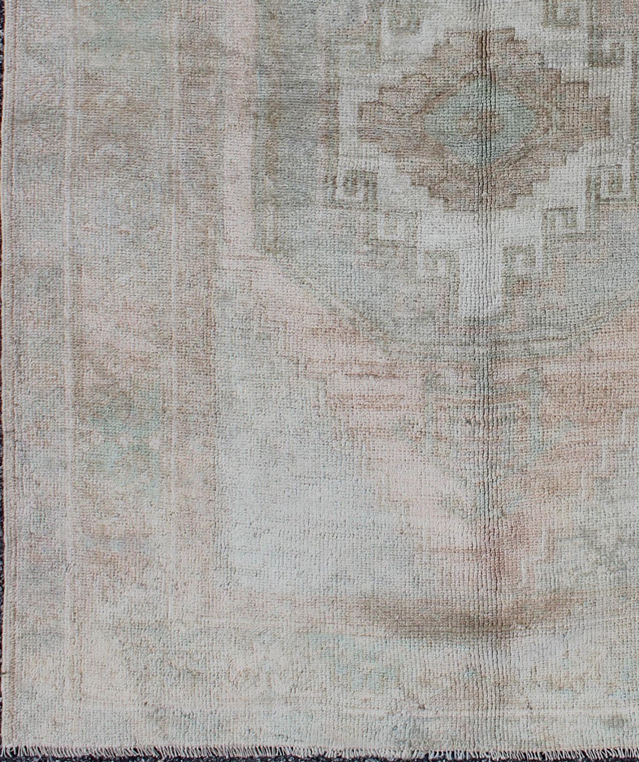 Mid - Century Muted Vintage Turkish Oushak with Central Medallion Design Muted Vintage Turkish Mid - Century Oushak with Central Medallion Design rug / en - 142989 origin / turkey This muted vintage Turkish Oushak carpet from the mid - 20th cen... - Keivan Woven ArtsEN - 142989 - 8341Rug