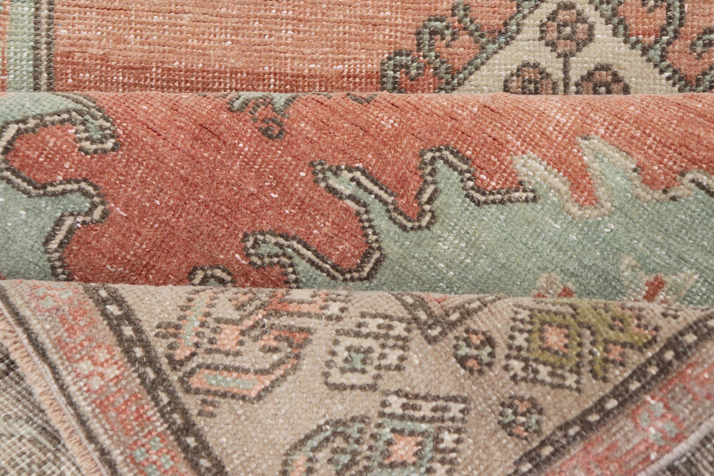 Vintage Turkish Oushak Rug With Medallion in Earthy Color Tones With Coral Color. Keivan Woven Arts / rug EN - 14597, country of origin / type: Turkey / Oushak, circa 1940 Measures: 3'2 x 5'11 This vintage Oushak carpet from Turkey has center m... - Keivan Woven ArtsEN - 14597 - 23768Rug
