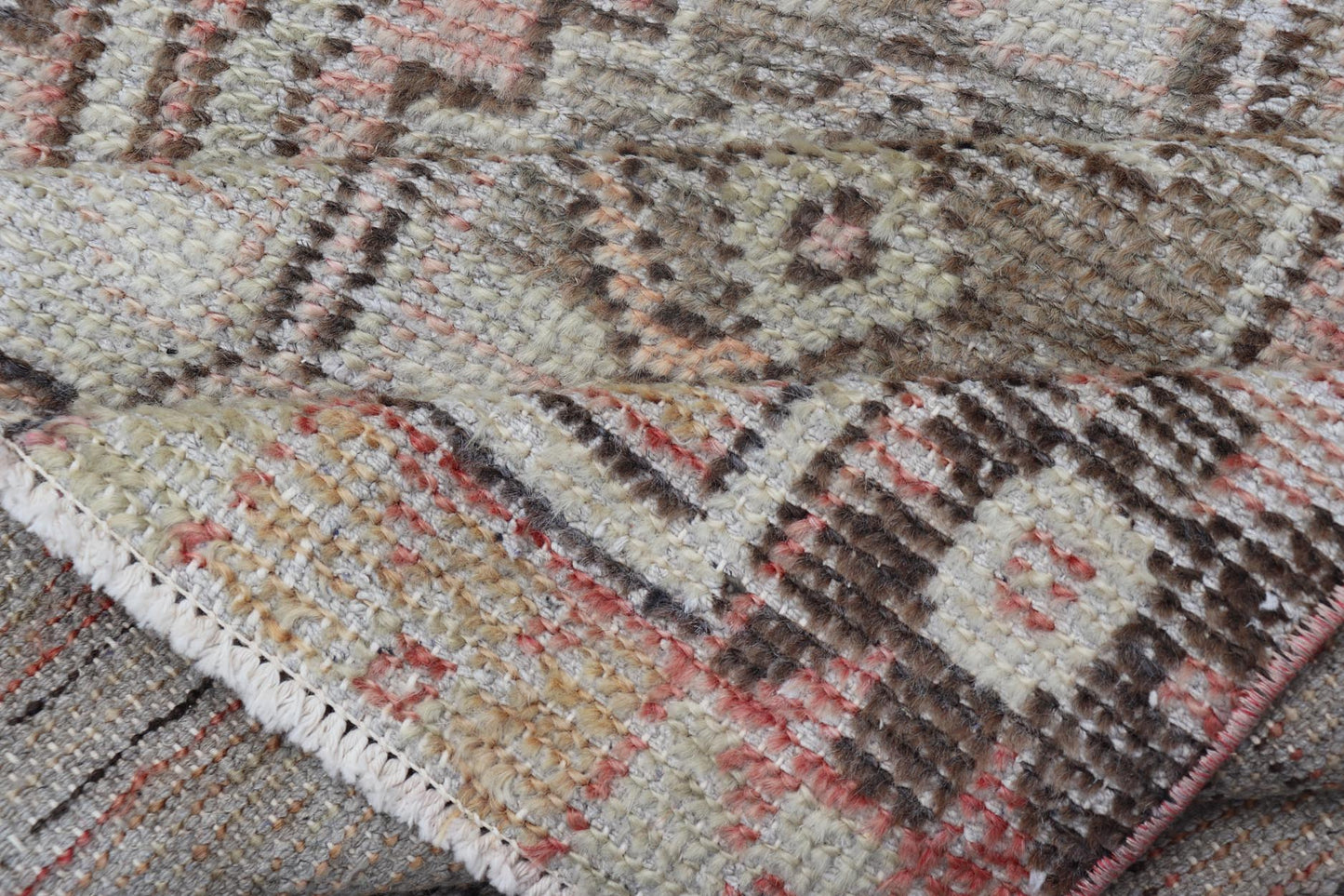 Vintage Turkish Oushak Carpet with Beautiful Floral Motifs and Medallion. Keivan Woven Arts / rug EN - 14623, country of origin / type: Turkey / Oushak, circa mid - 20th century. Measures: 2'8 x 4'0 This mid - century vintage Oushak carpet features an... - Keivan Woven ArtsEN - 14623 - 23774Rug