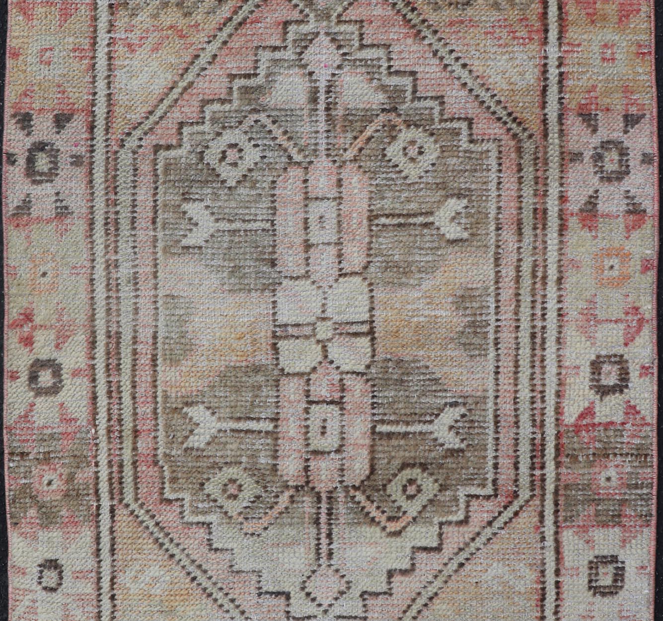 Vintage Turkish Oushak Carpet with Beautiful Floral Motifs and Medallion. Keivan Woven Arts / rug EN - 14623, country of origin / type: Turkey / Oushak, circa mid - 20th century. Measures: 2'8 x 4'0 This mid - century vintage Oushak carpet features an... - Keivan Woven ArtsEN - 14623 - 23774Rug