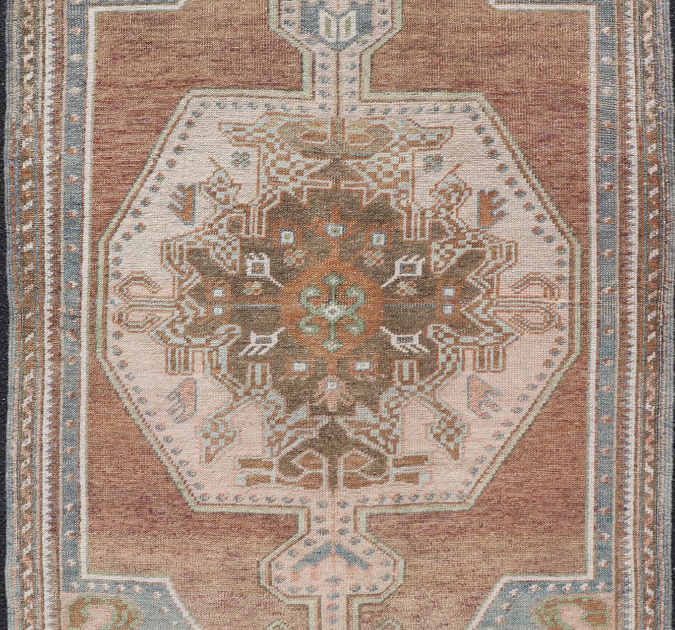 Vintage Oushak Rug in Light Brown Background and Cream, and Light Blue. Keivan Woven Arts / rug EN - 15334, country of origin / type: Turkey / Oushak, circa Mid - 20th century. Measures: 3'5 x 6'1 This vintage Turkish Oushak rug (circa mid - 20th cent... - Keivan Woven ArtsEN - 15334 - 23684Rug