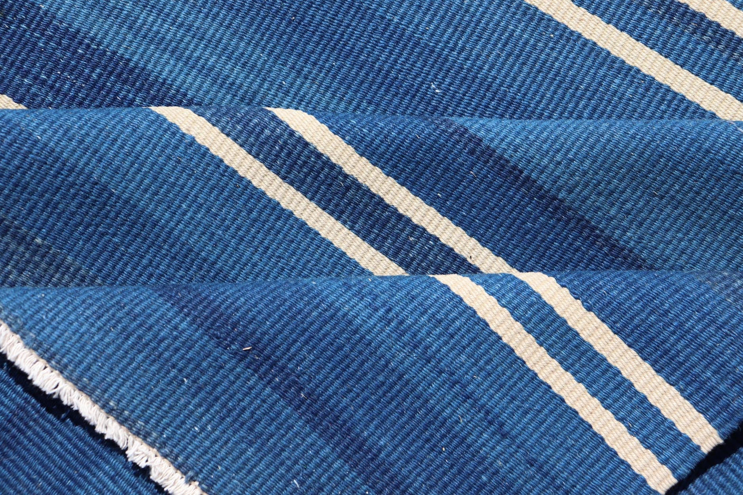 Turkish Flat - Weave Kilim in Navy Blue and Ivory In Striped Design. Keivan Woven Arts / rug EN - 15523, country of origin / type: Turkey / Kilim, circa 1950 Measures: 4'5 x 5'10 This vintage Turkish Kilim rug features a contemporary geometric strip... - Keivan Woven ArtsEN - 15523 - 23619Rug