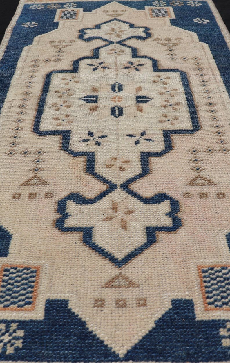 Vintage Turkish Oushak Rug with All - Over Sub - Geometric Medallion Design Keivan Woven Arts / rug EN - 15922, country of origin / type: Turkey / Oushak, circa 1950 Measures: 1'7 x 3'9 - Keivan Woven ArtsEN - 15922 - 24115Rug