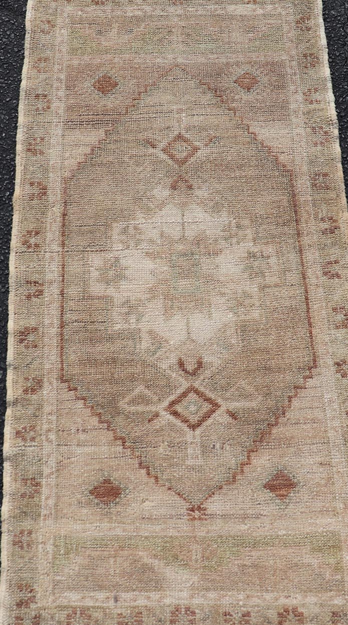 Vintage Turkish Oushak Rug with All - Over Sub - Geometric Medallion Design Keivan Woven Arts / rug EN - 15924, country of origin / type: Turkey / Oushak, circa 1950 Measures: 1'7 x 3'4 - Keivan Woven ArtsEN - 15924 - 24127Rug