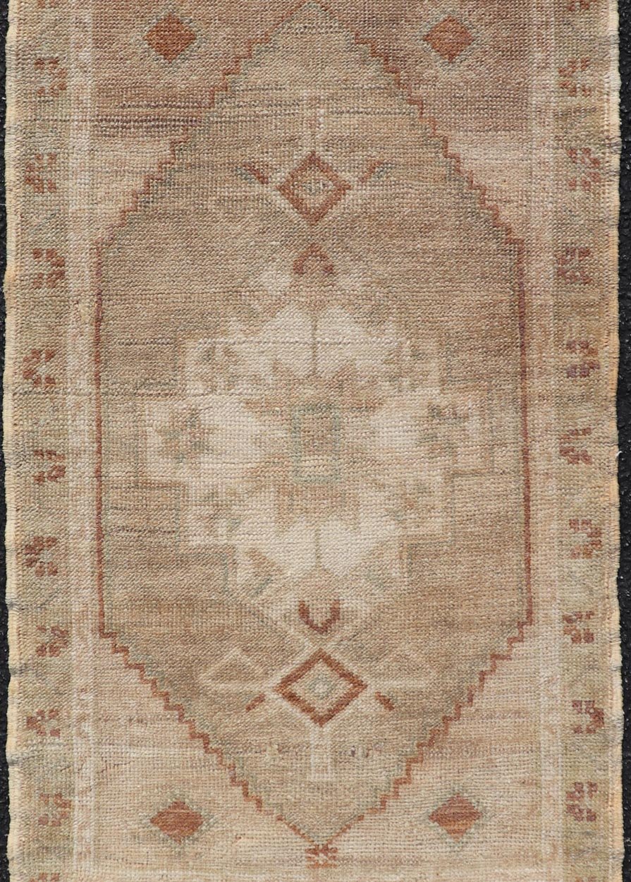 Vintage Turkish Oushak Rug with All - Over Sub - Geometric Medallion Design Keivan Woven Arts / rug EN - 15924, country of origin / type: Turkey / Oushak, circa 1950 Measures: 1'7 x 3'4 - Keivan Woven ArtsEN - 15924 - 24127Rug