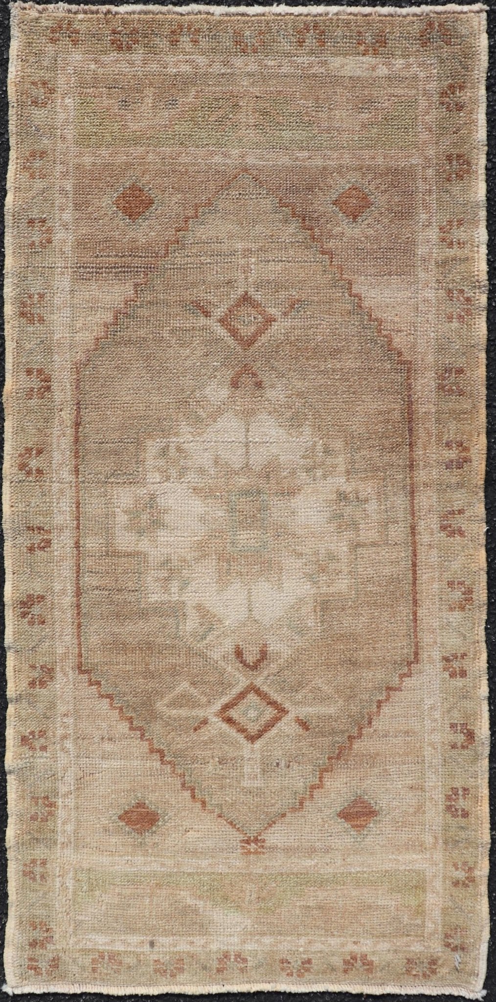 Vintage Turkish Oushak Rug with All - Over Sub - Geometric Medallion Design Keivan Woven Arts / rug EN - 15924, country of origin / type: Turkey / Oushak, circa 1950 Measures: 1'7 x 3'4 - Keivan Woven ArtsEN - 15924 - 24127Rug