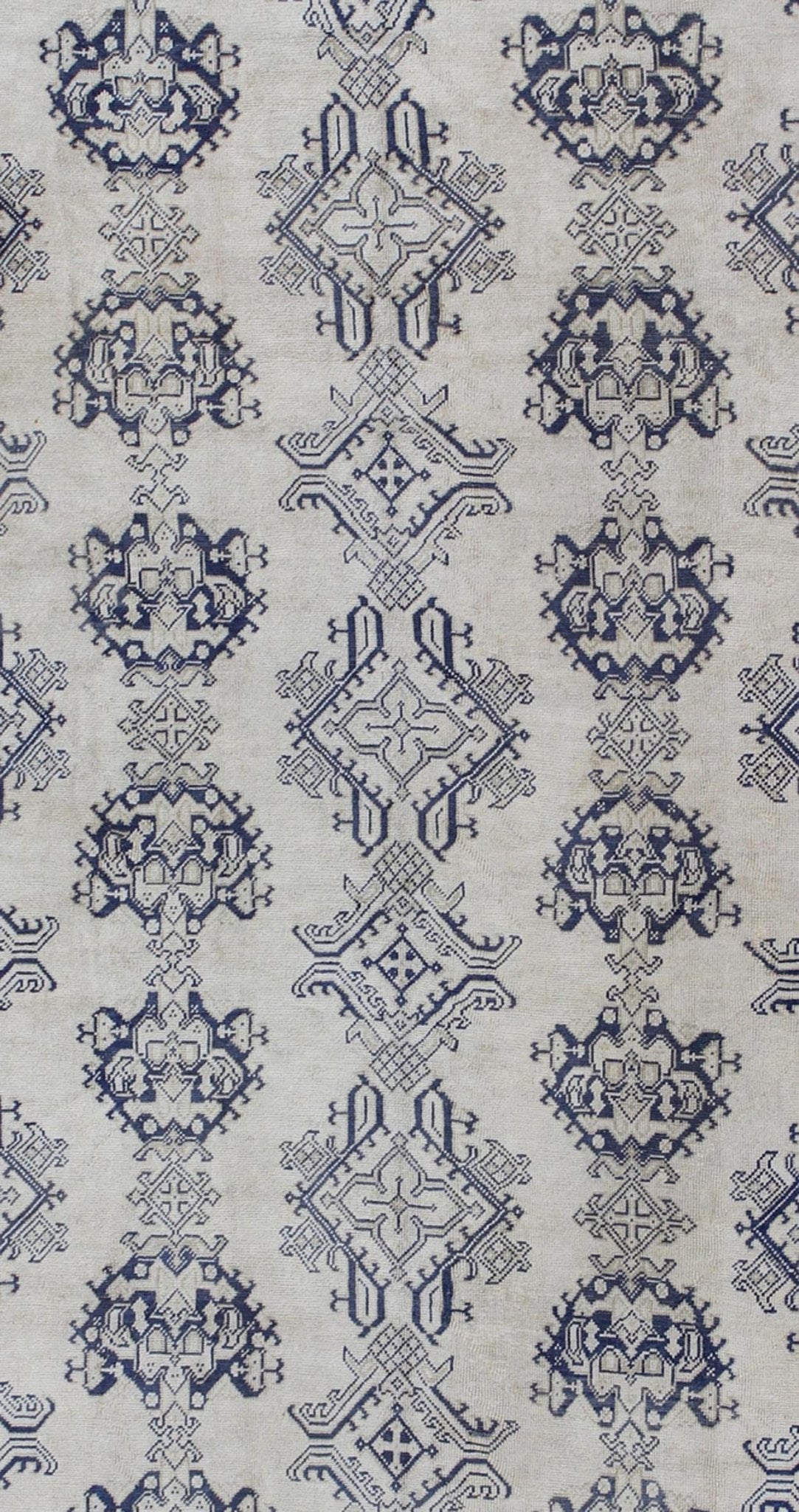 Navy Blue and Ivory Antique Turkish Oushak Rug with Vertical Geometric Design kwarugs Navy blue and ivory antique Turkish Oushak rug with vertical Geometric Design, rug en - 165161, country of origin type: Turkey Oushak, circa 1920. Thi... - Keivan Woven ArtsEN - 165161 - 9426Rug