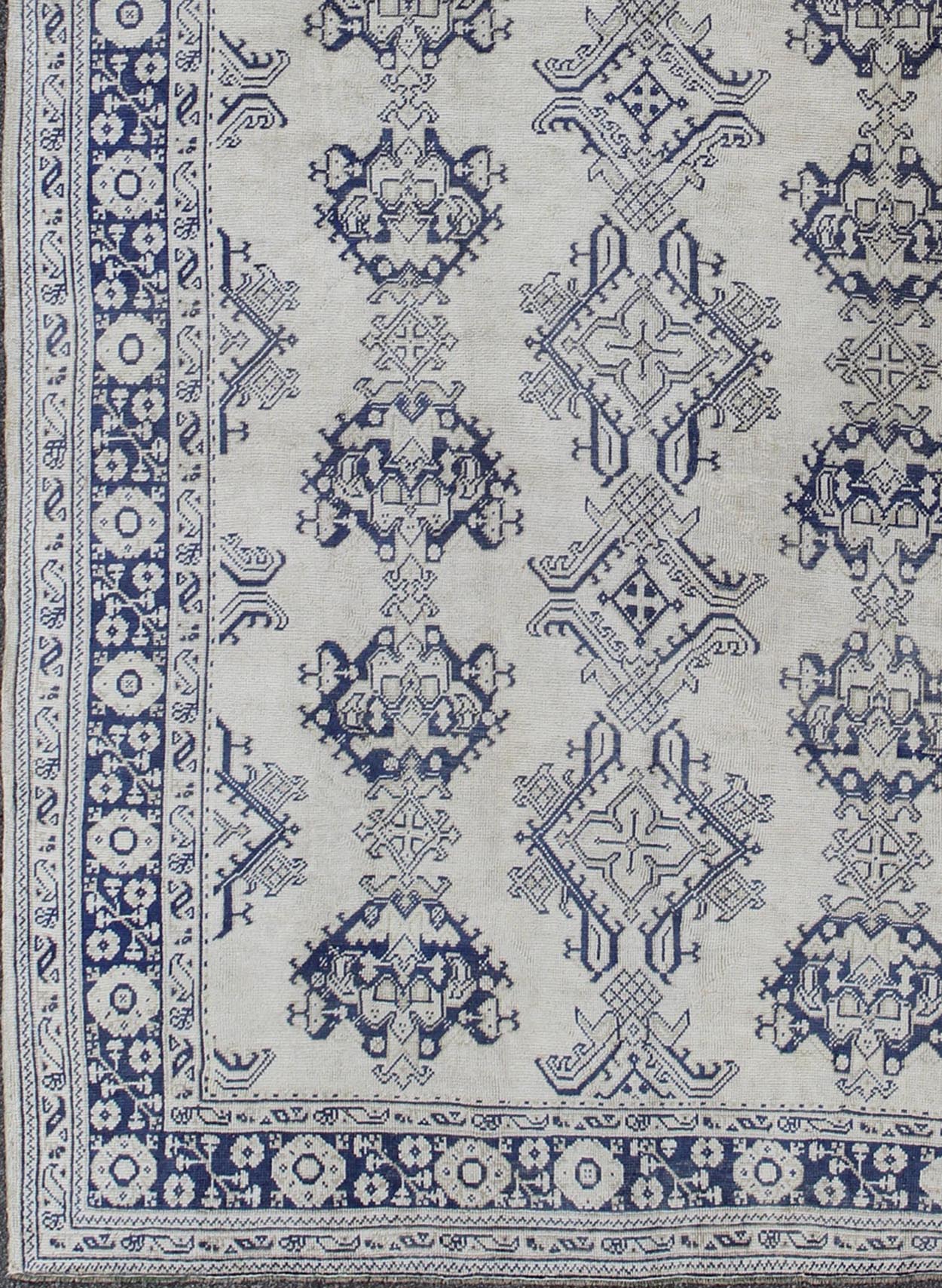 Navy Blue and Ivory Antique Turkish Oushak Rug with Vertical Geometric Design kwarugs Navy blue and ivory antique Turkish Oushak rug with vertical Geometric Design, rug en - 165161, country of origin type: Turkey Oushak, circa 1920. Thi... - Keivan Woven ArtsEN - 165161 - 9426Rug