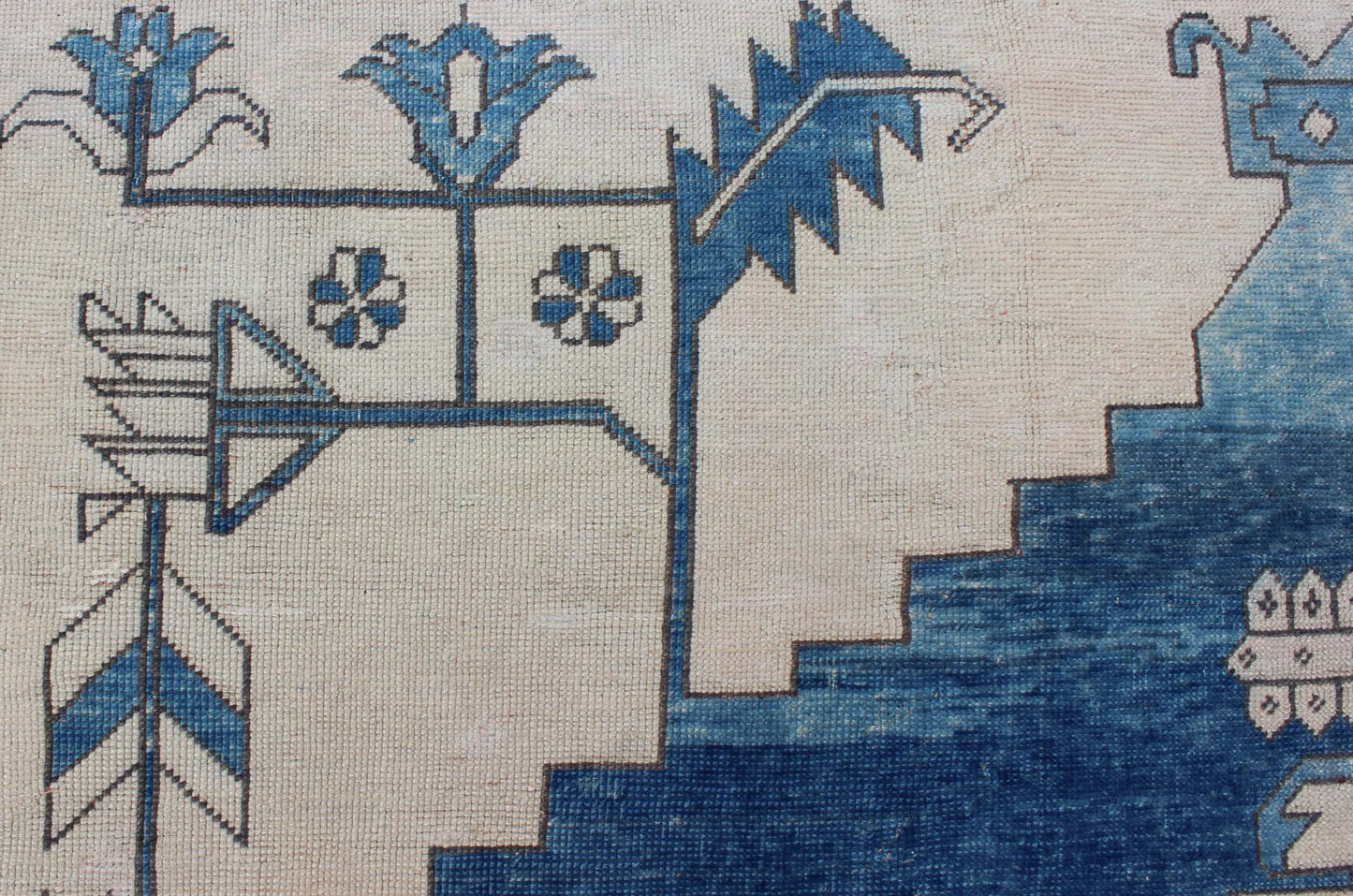 Floral Medallion design Oushak rug from 1940s Turkey in ivory and blue tones, rug en - 165321, country of origin / type: Turkey / Oushak, circa 1940. This striking vintage Turkish Oushak rug bears an ivory - colored body that is highlighted by a daz... - Keivan Woven ArtsEN - 165321 - 9436Rug