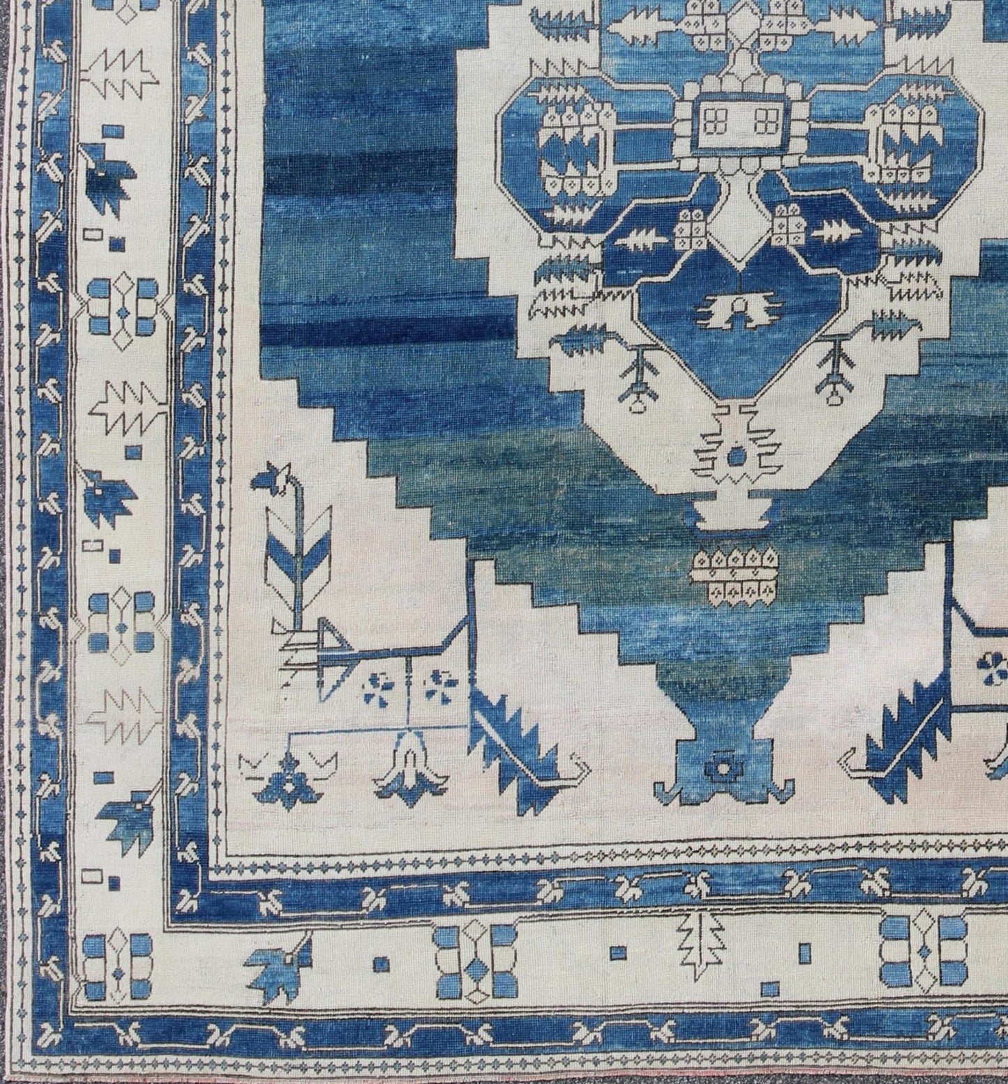 Floral Medallion design Oushak rug from 1940s Turkey in ivory and blue tones, rug en - 165321, country of origin / type: Turkey / Oushak, circa 1940. This striking vintage Turkish Oushak rug bears an ivory - colored body that is highlighted by a daz... - Keivan Woven ArtsEN - 165321 - 9436Rug