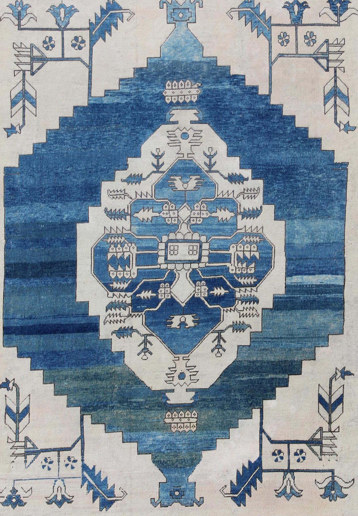 Floral Medallion design Oushak rug from 1940s Turkey in ivory and blue tones, rug en - 165321, country of origin / type: Turkey / Oushak, circa 1940. This striking vintage Turkish Oushak rug bears an ivory - colored body that is highlighted by a daz... - Keivan Woven ArtsEN - 165321 - 9436Rug