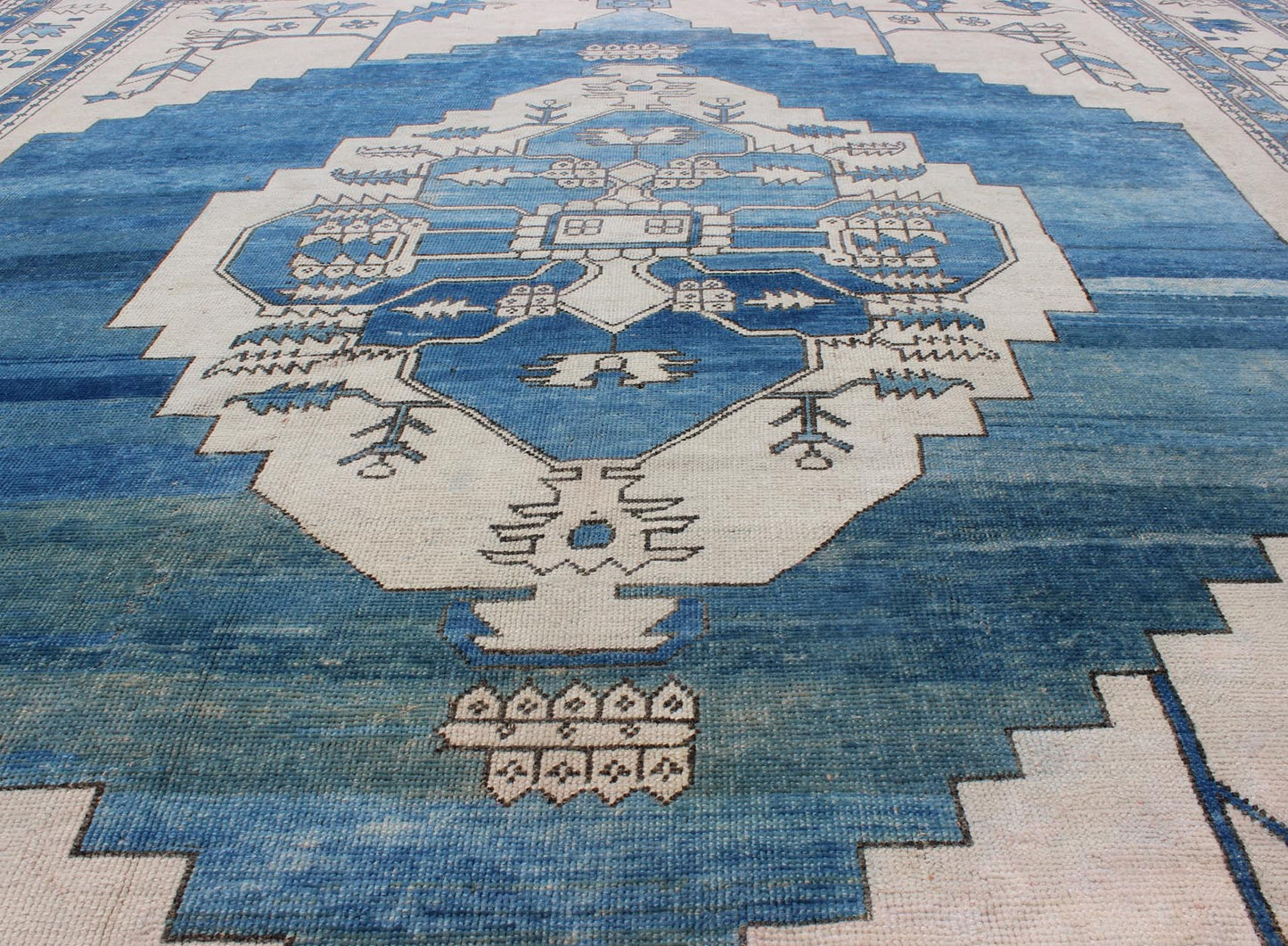 Floral Medallion design Oushak rug from 1940s Turkey in ivory and blue tones, rug en - 165321, country of origin / type: Turkey / Oushak, circa 1940. This striking vintage Turkish Oushak rug bears an ivory - colored body that is highlighted by a daz... - Keivan Woven ArtsEN - 165321 - 9436Rug