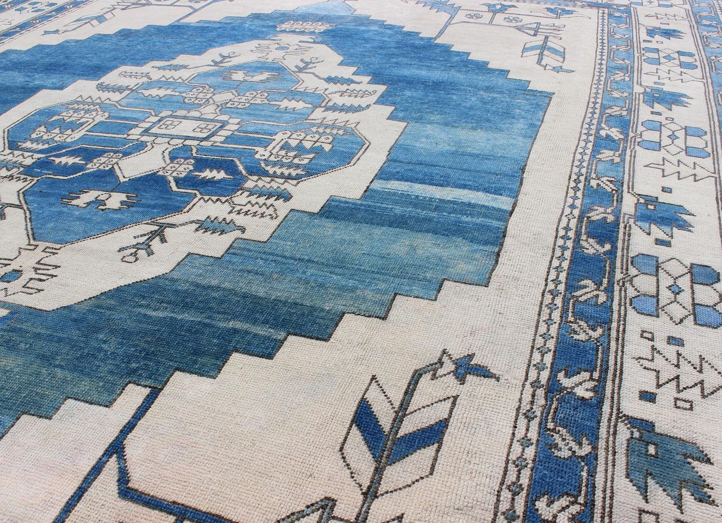 Floral Medallion design Oushak rug from 1940s Turkey in ivory and blue tones, rug en - 165321, country of origin / type: Turkey / Oushak, circa 1940. This striking vintage Turkish Oushak rug bears an ivory - colored body that is highlighted by a daz... - Keivan Woven ArtsEN - 165321 - 9436Rug
