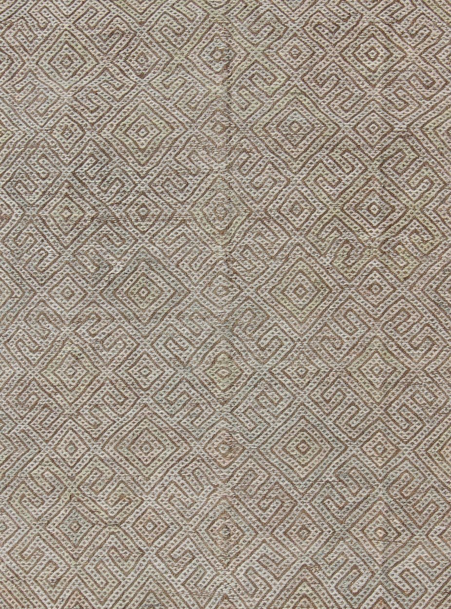 Large Vintage Embroidered Flat - Weave in Ivory and Brown With Geometric Design. Geometric Design Vintage Kilim Rug from Turkey in Natural Tones, rug en - 165322, country of origin / type: Turkey / Kilim, circa 1950 Featuring a beautiful geo... - Keivan Woven ArtsEN - 165322 - 10954Rug
