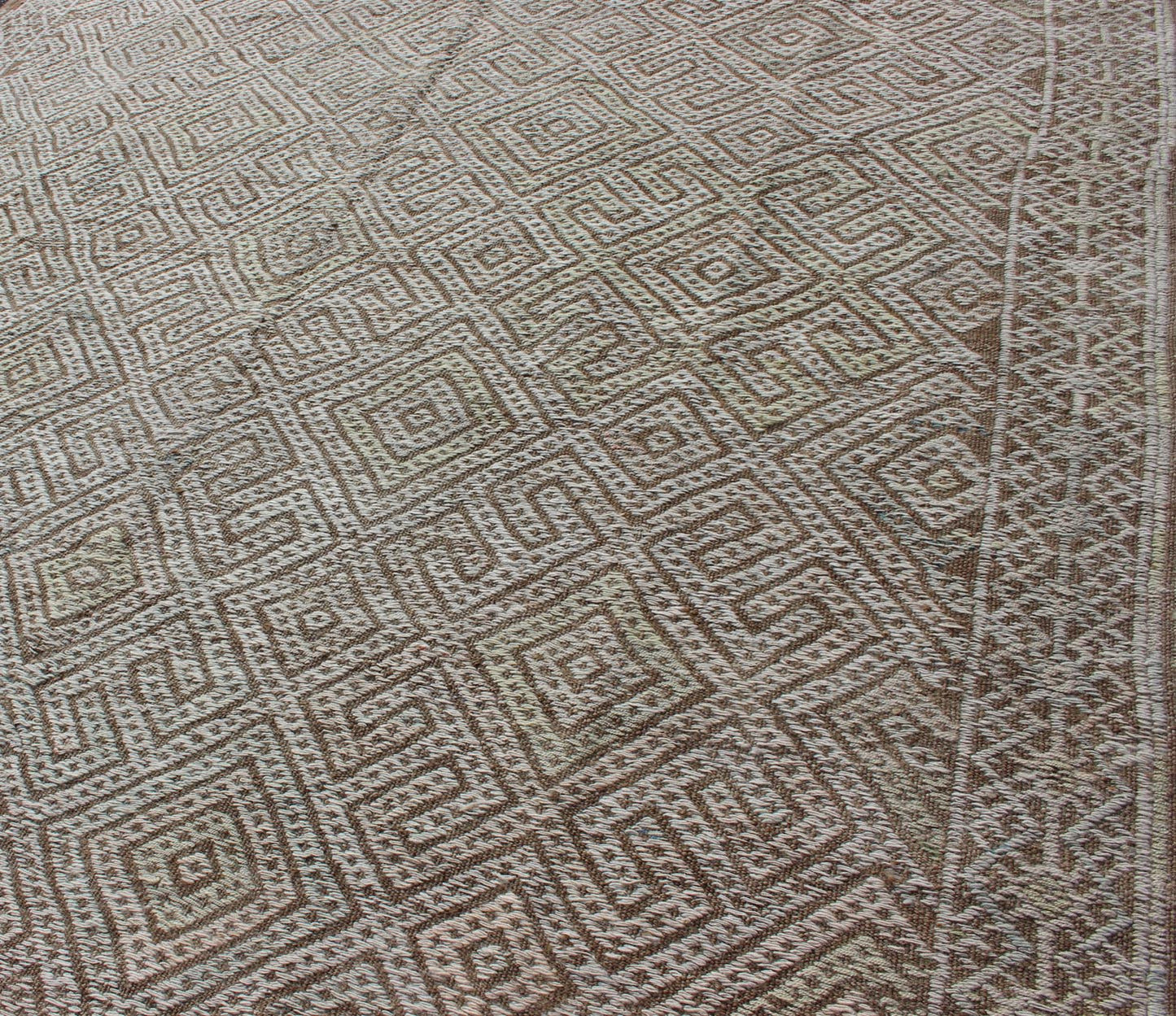 Large Vintage Embroidered Flat - Weave in Ivory and Brown With Geometric Design. Geometric Design Vintage Kilim Rug from Turkey in Natural Tones, rug en - 165322, country of origin / type: Turkey / Kilim, circa 1950 Featuring a beautiful geo... - Keivan Woven ArtsEN - 165322 - 10954Rug