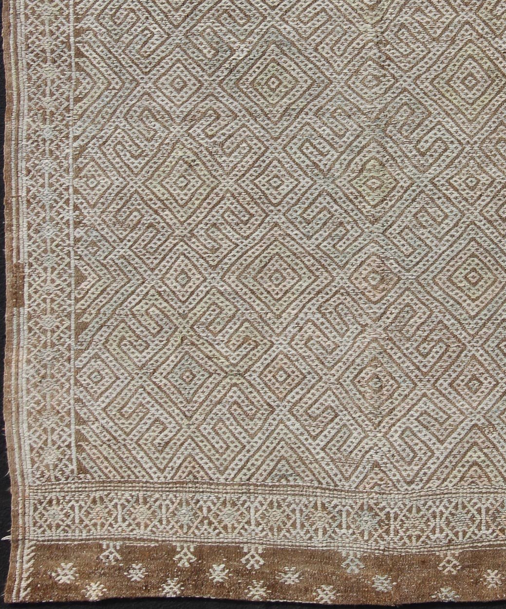 Large Vintage Embroidered Flat - Weave in Ivory and Brown With Geometric Design. Geometric Design Vintage Kilim Rug from Turkey in Natural Tones, rug en - 165322, country of origin / type: Turkey / Kilim, circa 1950 Featuring a beautiful geo... - Keivan Woven ArtsEN - 165322 - 10954Rug